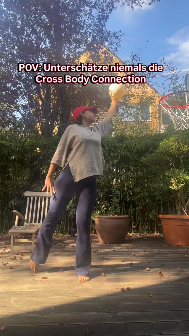 Du trainierst deine Bauch, um die lästige Lücke zu schließen und endlich wieder in Shape zu kommen? Aber vielleicht denkst du dabei zu sehr in einzelnen Muskeln.
Die Cross-Body-Connection zeigt dir, dass dein Körper nicht in „Bauch“, „Beckenboden“, „Rücken“ und „Beine“ aufgeteilt arbeitet. Dein Körper arbeitet als System. Gerade bei einer Rektusdiastase finde ich deshalb spannend, nicht ausschließlich isolierte Bauchübungen zu machen, sondern auch Bewegungen einzubauen, bei denen die gegenüberliegenden Körperseiten zusammenarbeiten.
Denn eine belastbare Körpermitte bedeutet nicht nur:
„Ich kann meinen Bauch maximal anspannen.“
Sondern auch:
🌸Ich kann Spannung während einer Bewegung halten.
🌸Ich kann Kraft von einer Körperseite auf die andere übertragen.
🌸Ich kann meine Atmung und Bewegung koordinieren.
🌸Ich kann Belastung kontrolliert steigern.
Und genau das ist der Unterschied zwischen irgendwelche Übungen machen (ohne Plan und Struktur) und seinen Körper gezielt zu trainieren.
Wichtig: Eine Cross-Body-Übung ist natürlich keine magische Lösung für eine Rektusdiastase. Sie ist ein Baustein in einem sinnvoll aufgebauten Training, welche Teil unserer Prexletics Methode ist, die bereits über 700 Frauen an ihre Ziele gebracht haben.
Wenn du nicht länger darauf warten möchtest, dass dein Bauch „irgendwann wieder wird“, sondern selbst aktiv etwas verändern möchtest, bist du hier richtig. ❤️
Im kostenlosen Webinar vor meiner Oktober-Challenge zeige ich dir, worauf es beim Training mit Rektusdiastase wirklich ankommt. Wir starten gemeinsam am 12.10.26
Folge mir für mehr Wissen & Übungen.
Kommentiere WEBINAR und ich schicke dir die Infos zum kostenlosen Workshop zu.