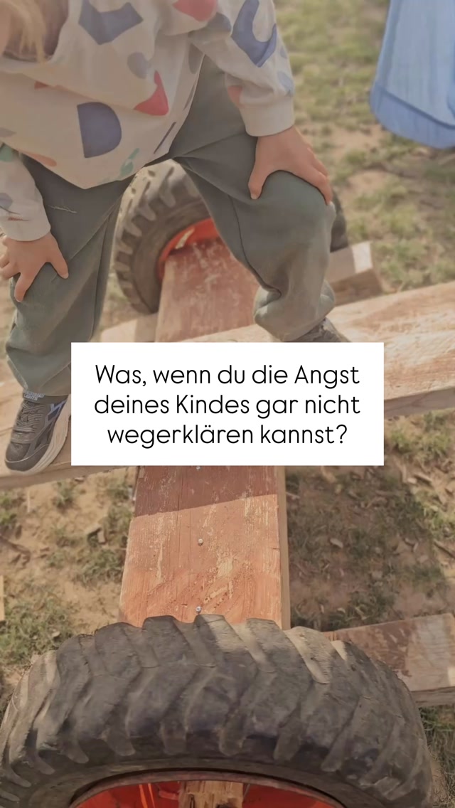 Abends im Zimmer sagt dein Kind, da kommen Monster.
Du erklärst, dass die Tür das beste Schloss hat. Dass ihr unten sitzt. Dass hier noch nie was passiert ist. Du sagst es freundlich, dann noch mal, dann etwas strenger. Und dann bist du genervt. Es nickt sogar. Und bleibt trotzdem stehen und rührt sich nicht vom Fleck.
Um zehn nach zehn liegt es bei dir im Bett und du denkst: Ich hab doch alles gesagt und getan.
Es hat dir zugehört. Und es hat trotzdem nichts geändert.
Weil Angst nicht da sitzt, wo deine Argumente ankommen. Wenn ein Kind Angst hat, ist genau der Teil gerade nicht erreichbar. Du redest gegen eine Tür, die zu ist. Nicht weil dein Kind nicht will. Sondern weil es in dem Moment nicht kann.
Also nicht mehr erklären. Sondern fragen: Wie sieht dein Monster denn aus?
Malt es auf. Dein Kind malt sich selber daneben. Und dann darf es mit einem dicken Stift über das Monster drübermalen, von links nach rechts und von rechts nach links. Nur über das Monster, nicht über sich.
Guck mal, was dann passiert: Dein Kind lacht vielleicht sogar dabei. Und macht selber was mit der Angst, statt dass du sie wegredest.
Was ist bei euch abends das Monster? Schreib’s mir in die Kommentare⬇️