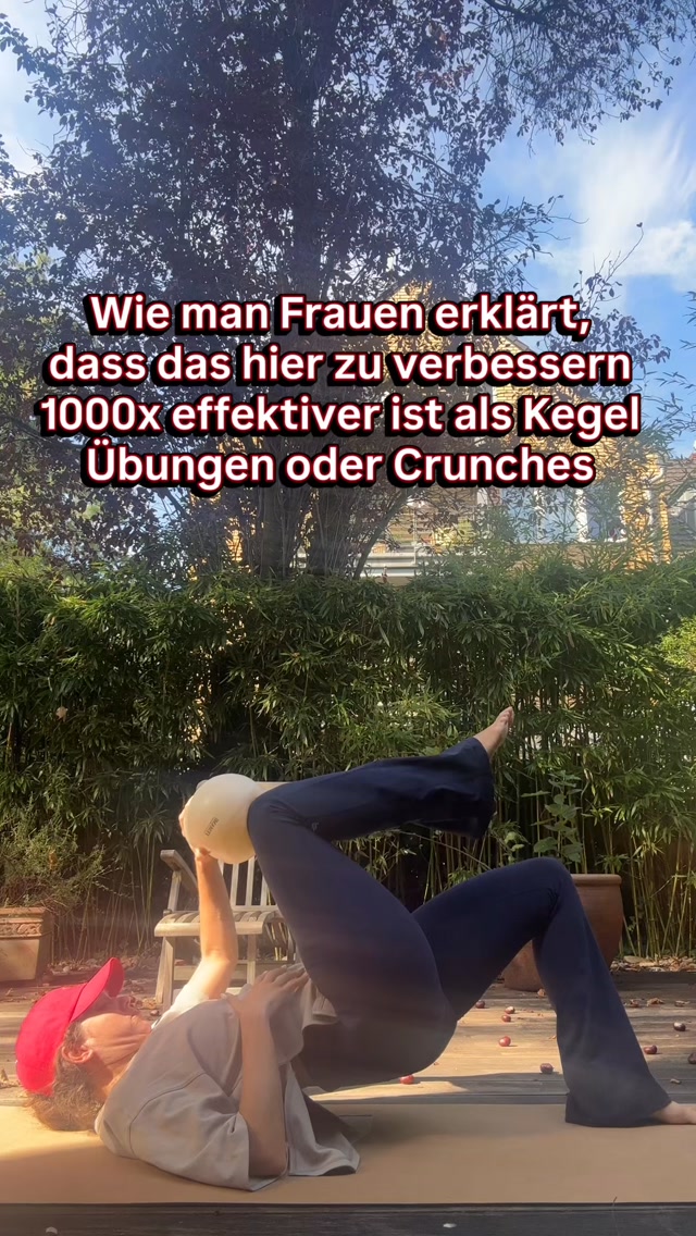 Viele Frauen denken nach der Schwangerschaft:
Mehr Bauchtraining = flacherer Bauch
Mehr Kegel-Übungen = stärkerer Beckenboden
Doch unsere Körpermitte funktioniert nicht in einzelnen Teilen. Bauch, Beckenboden, Atmung und Druckregulation arbeiten wie ein Team zusammen. Genau deshalb kann es so wertvoll sein, nicht nur einzelne Muskeln zu trainieren, sondern das Zusammenspiel der gesamten Körpermitte zu verbessern. Die Übung im Reel ist ein Beispiel dafür, wie wir an dieser Verbindung arbeiten können. ❤️ (im Bestfall, nachdem die Basis gelegt wurde)
Denn häufig geht es nicht darum, noch mehr zu machen, sondern die richtigen Grundlagen aufzubauen. Gerade bei einer Rektusdiastase oder Beschwerden wie Instabilität, Druckgefühl, Rückenschmerzen oder einem Bauch, der sich trotz Training nicht verändert, lohnt sich ein genauer Blick auf die Funktion deiner Körpermitte.
Folge mir für fundierte Tipps rund um Rektusdiastase, Beckenboden und einen belastbaren Bauch nach der Schwangerschaft.
✨Und wenn du tiefer einsteigen möchtest:
Im Oktober startet meine nächste Challenge. Vorher gibt es ein kostenloses Webinar, in dem ich zeige, worauf es wirklich ankommt, wenn du deine Körpermitte nachhaltig stärken möchtest.
Schreib WEBINAR in die Kommentare oder schau in den Link in meiner Bio. ✨
Welche Übungen hast du bisher gemacht: eher Kegel, Crunches oder schon ganzheitliches Training? 👇