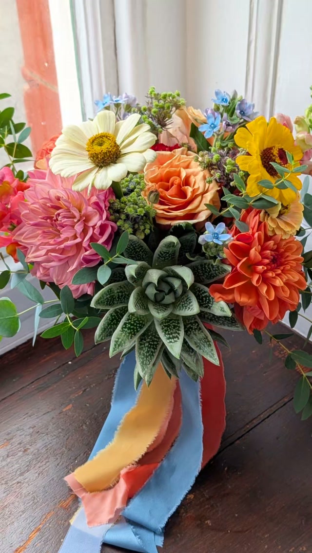 So you want to keep a piece of your bouquet fresh forever? Then why not have a root on succulent nestled in-between your blooms? You can plant it straight after and it will grow happily ever after ❤️
#succulentwedding #weddingbouquet #succulentbouquet #weddingbouquetinspiration #weddingfloristcornwall