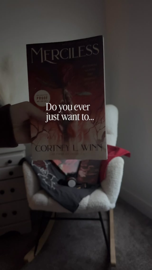 Feeling a little unhinged today ā ļøš„ Do you ever just wannaā¦.
ā¦win a PR BOX?
If you wanna win this beauty, show some love on this post, (repost, comment, share) then run over to my bio and fill in the giveaway form!
WHATāS IN THE BOX? š
š„ARC of Merciless
š„Page & Wick edition of Vesselless @pageandwick
š„Tee shirt and book bag designed by @delicate.heart.tattoo
š„Candle and charm bookmark by @nytefallstudios
š„Character art by @helena.illustrated and @avendellart