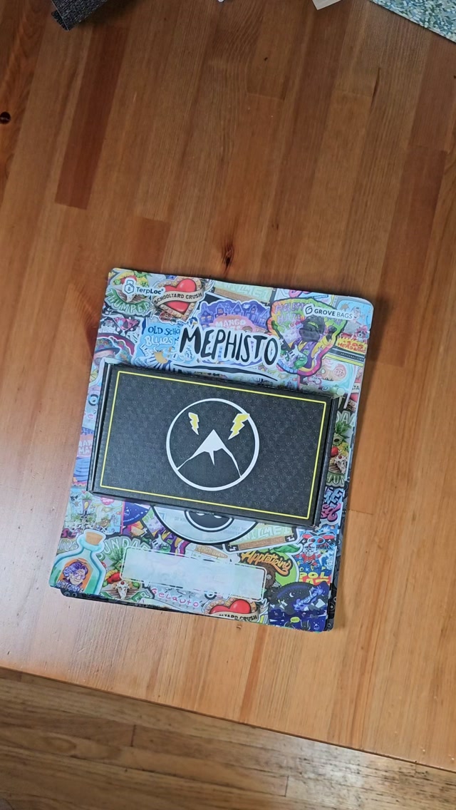 Care package from @_mephistogenetics. π±
The O'z are what I'm excited about. Been wanting to run these for a while and now I've got them sitting in front of me.
The packaging is worth talking about though. They've gone to mini Grove bags for everything now, freebies included, and these aren't novelty bags. It's actual TerpLoc at that size, so set it and forget it. Meant for headstash and sharing with friends.
They also have me some large Mephisto print Grove bags. I've been running Grove bags for two years and they changed how I cure my buds
Code CANNABONSAI for 10% off seeds.