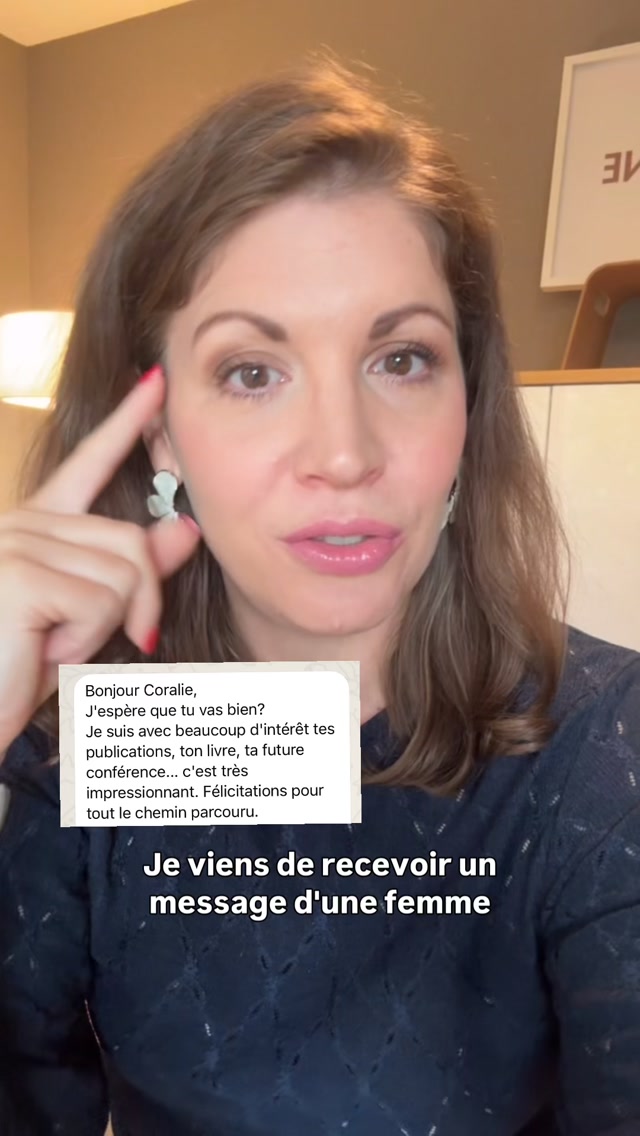 Ces jours, je reçois beaucoup de messages qui ressemblent à ça :
« Waouh, ce que tu fais, c’est impressionnant. »
« Il faut être courageuse pour organiser une conférence comme ça. »
Ou, ma préférée 😅 : « Il faut en avoir dans le pantalon. »
Et oui, ça me touche tellement! ❤️
Mais ça me fait aussi réfléchir.
Parce que je rêve d’un monde où une femme qui ose voir grand, construire, créer, prendre des risques, sortir de sa zone de confort et suivre ce qu’elle sent profondément appelé à faire… ne soit plus considérée comme particulièrement courageuse.
Que ce soit simplement la NORME.
Et surtout, ce qui m’interpelle, c’est que ces retour viennent souvent de femmes qui font déjà énormément de choses. Des entrepreneures, des dirigeantes, des femmes ambitieuses.
Alors quand tu regardes une autre femme et que tu te dis :
« Waouh, moi je n’oserais jamais faire ça… »
La vraie question n’est pas ce qu’elle ose, elle.
Mais ce que TOI, tu aimerais t’autoriser davantage.
Parce que pour moi, aujourd’hui, c’est cette conférence.
Pour toi, ce sera peut-être quelque chose de complètement différent.
Alors je te pose la question :
Qu’est-ce que tu trouves courageux chez une autre femme… parce qu’au fond, une partie de toi aimerait s’autoriser la même audace dans sa propre vie ?
👑 By the way, si tu veux venir vivre cette soirée avec moi le 19 novembre pour ma première grande conférence Le syndrome de la petite fille sage, dans un théâtre sublime, entourée de 100 femmes, tu peux prendre ta place via le lien en bio.