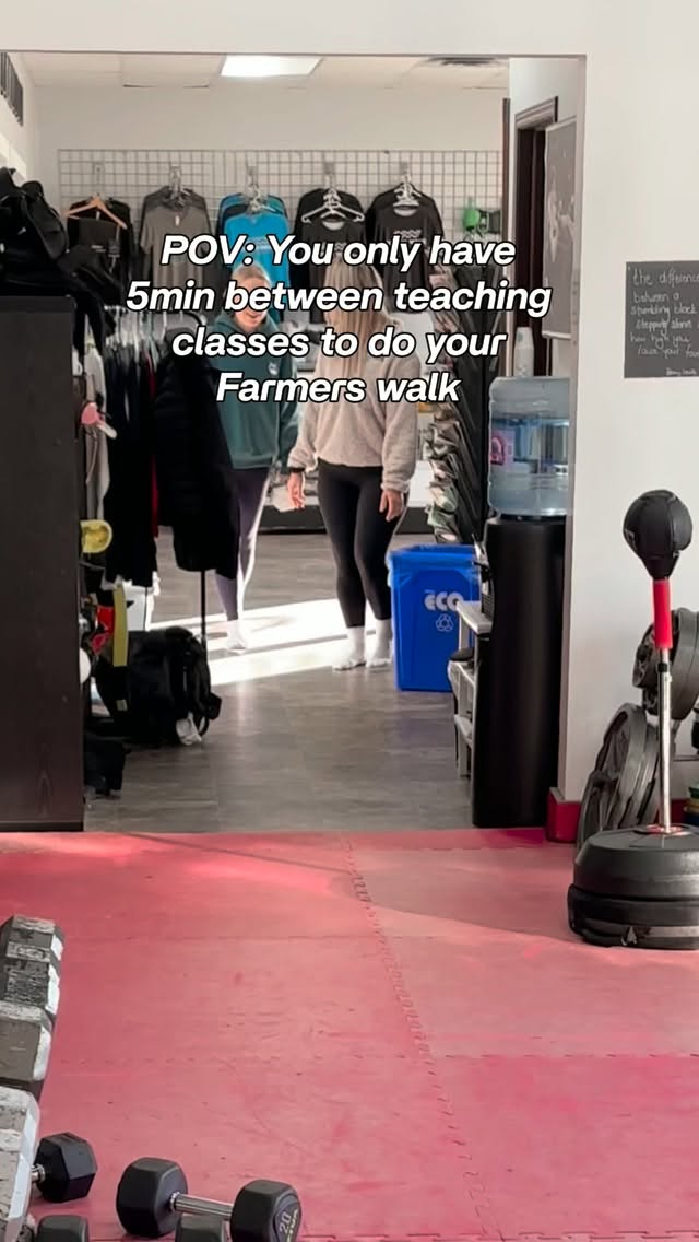 If you want my attention between classes, you’ll have to walk and talk while I’m doing my farmers walk. Grip Strength is a clinical marker associated with overall health span and physical resilience. Farmers walk is a full body stability exercise that improves your chances of aging well. And who cannot find a minute somewhere in the day, right? Welcome to join me for a minute🤸🏼♀️