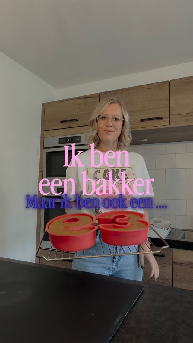 Het is mega leuk om je eigen onderneming te hebben, maar soms is het ook veel! En alle ballen hoog houden is dan lastig…
.
Want naast het runnen van de glutenvrije baksels, ben je ook gewoon nog vrouw, moeder, juf, vriendin, ojaa en vergeet je zelf niet ook in dit verhaal!
.
.
Maar ik blijf het leuk vinden om voor jullie te mogen bakken!
En vooral iemand blij te maken, die normaal geen taart kan eten ivm de glutenintollerantie… dat zijn de dingen waarvoor ik het doe,
.
.
#lovetobakeyouhappy #glutenvrijetips #vrouwelijkeondernemer #ondernemerschap #cakemehappyglutenfree
