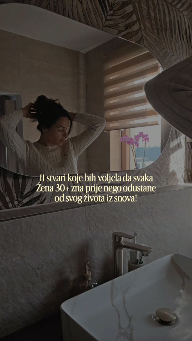 👇🏽
1. U 99% slučajeva doista nije nužno promijeniti kompletan život iz korjena da bi ponovno pronašla sebe i osjetila smisao.
2. Možeš biti zahvalna za ono što već imaš i istovremeno željeti više od toga.
3. Tvoj partnerski/prijateljski odnos ne mora nužno završiti zato što si ti prerasla verziju sebe u kojoj si u njega ušla.
4. Možeš biti majka kojoj su djeca trenutnu prioritet te i dalje biti žena koja ima velike želje koje nemaju nikakve veze s majčinstvom—i to bez krivnje!
5. Ne moraš birati između sigurnosti i slobode— možeš naučiti stvarati oboje paralelno. Postoji konkretan način.
6. Nije problem što si se promijenila; problem nastaje kada se pokušavaš natjerati da živjeti kao žena koja više nisi.
7. Tvoj sljedeći nivo ne mora izgledati kao bijeg od svega poznatog što si izgradila — može više izgledati kao potpuno novi način bivanja u istom životu. Promjena nivoas s kojeg živiš život.
8. Možeš promijeniti svoje standarde bez prethodnog najavljivanja i opravdavanja ljudima oko sebe (i traženja dozvole).
9. Nije sebično ponovno postati važna sama sebi. To je osnova preživljavanja.
10. Ne moraš čekati da se vanjski život promijeni da bi počela osjećati ono što želiš osjećati. To je daleko duži put.
11. Moguće je imati i život koji voliš i postajati žena kakva želiš biti—bez da jedno ograničava drugo.
Objasnila sam svaku od ovih 11 točaka dublje kako bi ih s lakoćom mogla razumjeti i primjeniti u svojoj svakodnevici 🫶🏽
Napiši u komentar "11" i šaljem ti kompletan tekst!