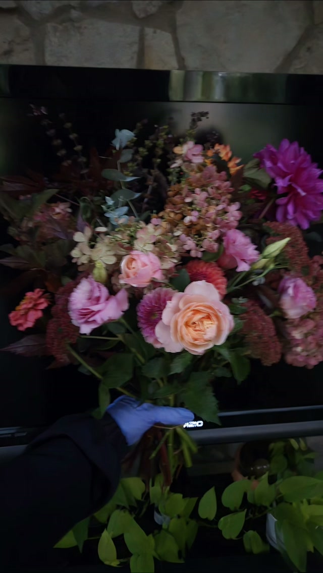 Happy Monday Beautiful People. Today is a perfect day for your Fall bouquet. And the good news, it isn't a $1,000. 😆🤣😍 we offer delivery or local pick up. Order yours today. Leave the rest to us and enjoy the beauty of the farm in your home. Perfect for a surprise, anniversary, birthday, hostess gift or thank you. Either way or occasion, we gotcha. 👩🏽🌾💐