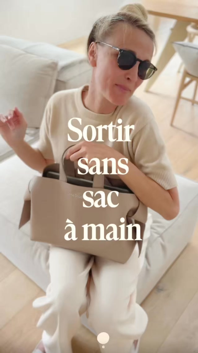 Pourriez-vous vous passer de votre sac à main ?
🌿
Je ne l’ai jamais dit ici, mais j’ai une scoliose qui fait que j’ai mal au dos chaque jour de ma vie, alors je cherche toujours à alléger mon sac à main autant que j’allège mon quotidien ! Et je peux vous dire que je n’ai jamais manqué de rien.
🌿
Car finalement il suffit qu’il y ait un contenant, pour qu’on y mette du contenu ! D’ailleurs ce n’est pas toujours le notre, mais celui de nos enfants ou de notre partenaire… Bref, on se surcharge parfois pour pas grand chose.
🌿
La plupart du temps, je sors sans sac à main et si j’en ai un, par exemple pour un rendez-vous professionnel, je n’y mets que l’essentiel. Finalement, faire l’exercice de sortir sans sac à main, c’est un peu un entrainement avant de se lancer dans l’Écologie d’Intérieur® grandeur nature !
🌿
Alors imaginez-vous faire ce test, dites-moi si ce serait si terrible que ça et d’ici là allez à l’essentiel !
.
.
.
.
Organisation #ecologiedinterieur #vivreavecmoins