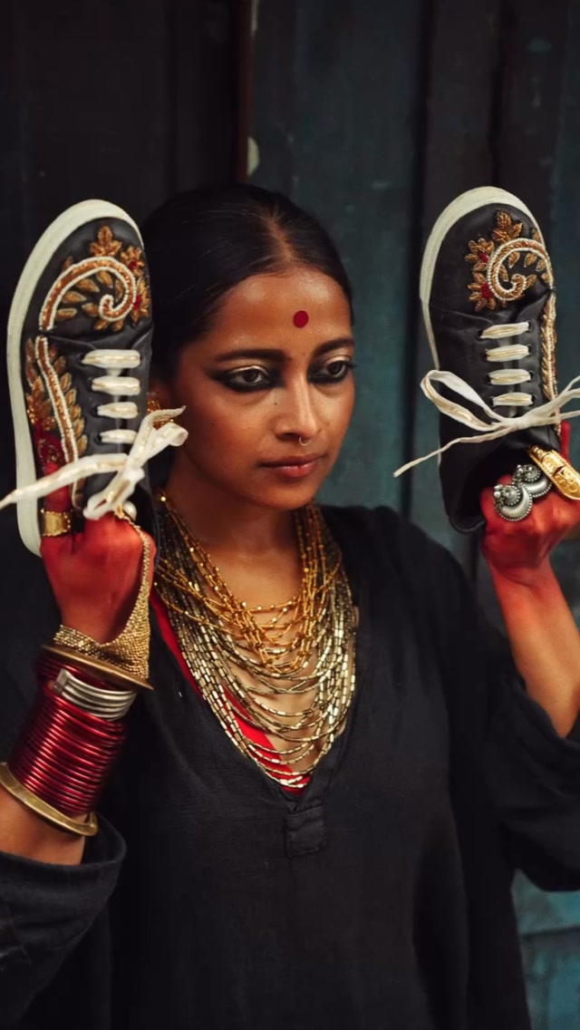 Devi’s got Swag ! #thesareesneakers with @_urochithi_
#durgapujaoutfit #navratrioutfit #diwalioutfit handembroideredsneakers