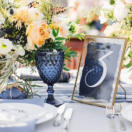 Return of a very very chic classic, BLUE NAVY in petroleum or peacock green, combined with warm whites, yellow that will change from ocher to honey and aquamarine. Recommended for spring-summer events and in a context with water from the lake to the sea. #wedding2023 #weddinginspiration
#weddingitalianlakes #weddinglakecomo