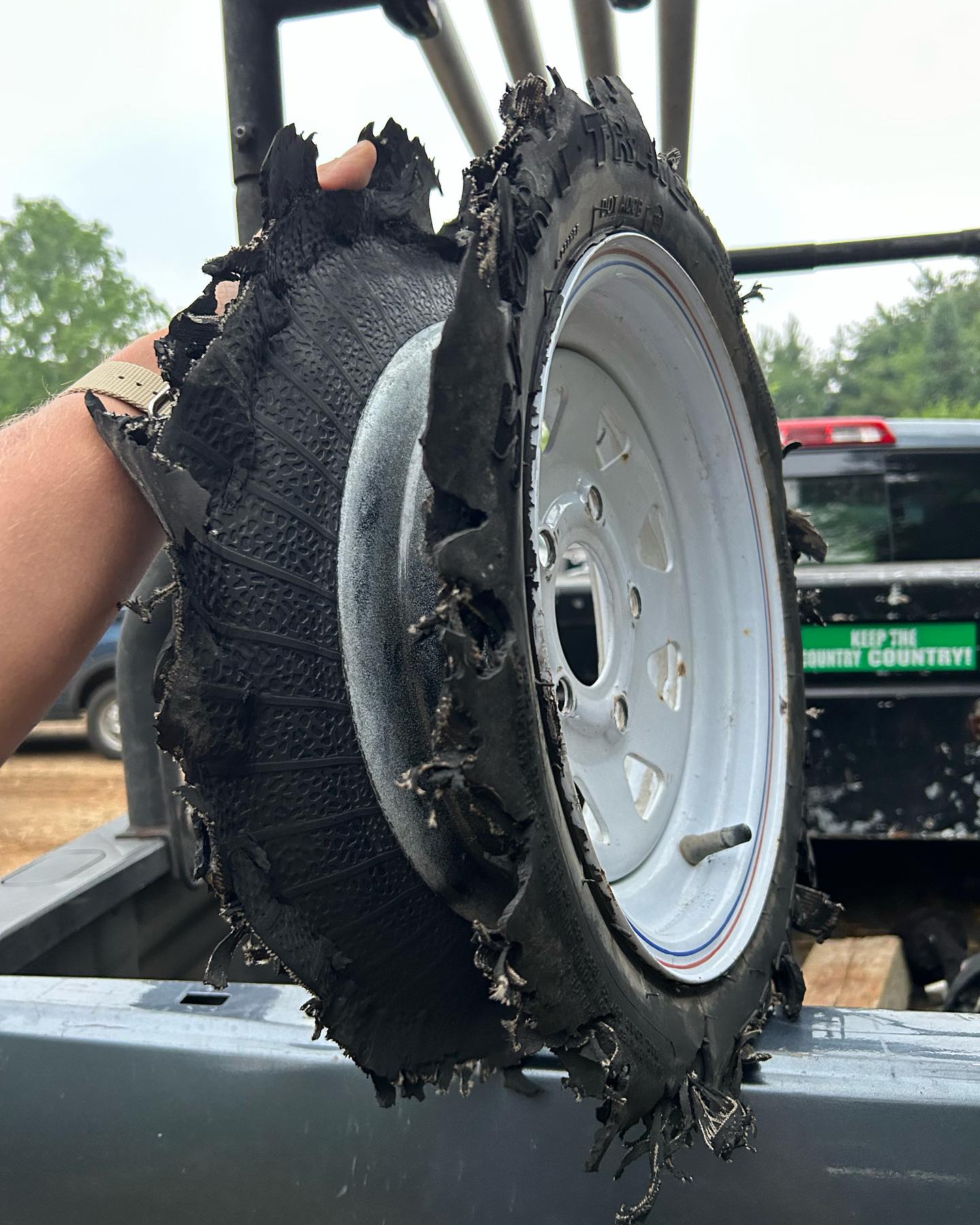Now that’s how you shred a trailer tire! #guidelife #boatlife #roadtrip #flyfishing #shenandoahvalley #shenandoahvalleyflyfishing #nobodydied #drivesafe #keepthecountrycountry