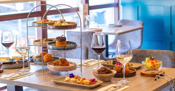🇩🇪 Du kennst Schottland, also kennst du Haggis.
Du kennst Spanien, also kennst du Tapas.
Aber wie cool wäre es, wenn die Gerichte einen schottischen Einfluss hätten und Zutaten aus der unbestreitbar besten Speisekammer der Welt – Schottland – verwendet würden?!
Alles kann im Tapas-Stil serviert werden! Obwohl „Tapas“ normalerweise mit anderen europäischen Küchen in Verbindung gebracht werden, bezieht sich das Wort „Tapas“ tatsächlich auf die Art der Speisenzubereitung und nicht auf bestimmte Gerichte. Eine „Tapa“ ist einfach ein kleiner Teller Essbares.
Auf unserer aktuellen Reise in Schottland lernen wir wieder viele neue Konzepte kennen. Aber es geht nichts über ehrliches, wahres und einfaches Essen – und es gibt keinen besseren Weg, Zeit mit seinen Lieben zu verbringen und dabei ein paar tolle Gespräche zu führen!
Watch this space - weitere Infos folgen!
* * * *
🏴 Ye ken Scotland, so ye ken Haggis.
Ye ken Spain, so ye ken Tapas.
But how cool would it be if dishes have a Scottish influence and feature produce sourced from undeniably the best larder in the world – Scotland?!
Any’hing can be served tapas style! Although “Tapas” are usually associated with other European cuisines, the word Tapas actually refers to the style of serving food, rather than referring to specific dishes. A "tapa” is simply a braw wee plate of Scran.
On our current trip in Scotland we are again getting to know many new concepts. But nothing beats honest, true and simple food - and what better way to spend time with your loved ones and have some great banter along the way!
Watch this space - more information to be followed!