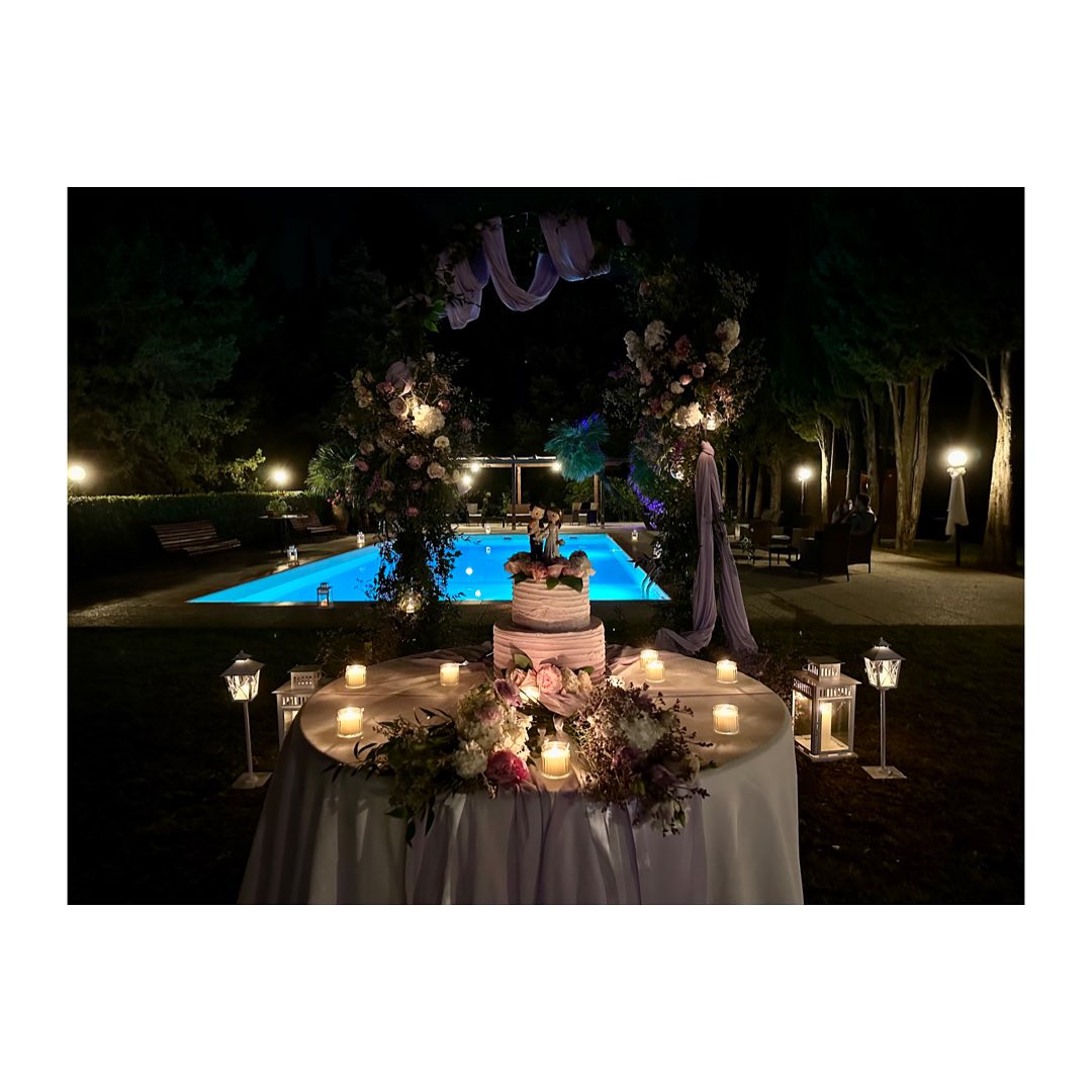 🇮🇹 Wedding Cake a bordo piscina incorniciata da un bellissimo arco di fiori! 😍
🇬🇧 Wedding Cake by the pool! 😍
.
.
.
#villalesorti #weddingvenue #wedding #location #locationeventi #redcarpet #weddingday #weddingdecor #weddingphotography #weddingstyle #weddingdesign #weddingphotographer #weddinglocation #locationmatrimonio #locationtop #weddingtime #giardinodegliagrumi #tuscanywedding #tuscany #italianwedding #weddingitaly #wedding2023 #weddingcake #cake #wow