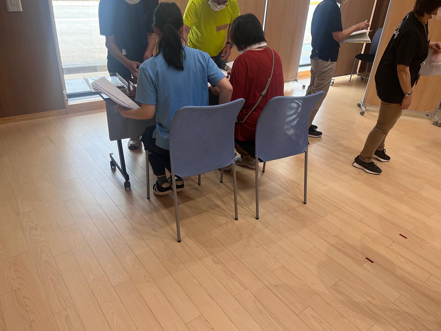 ご無沙汰しております。
今日は、かなり久しぶりに防災ボランティアセンターの設置・運営訓練に参加させていただきました。
事前の復習もできずにの参加で、まさに急に起きた災害のときのような感じでした。
参加者の皆さんもスタッフさんも積極的で、とてもいい訓練ができました😊
#行政書士 #消防 #防災 #終活 #許可 #届出 #申請 #相続 #遺言 #自動車登録 #車庫証明 #豊橋市 #豊橋 #豊川市 #豊川 #田原市 #田原 #新城市 #新城 #設楽町 #東栄町 #豊根村 #東三河 #奥三河 #防災ボランティア #防災ボランティアコーディネーター