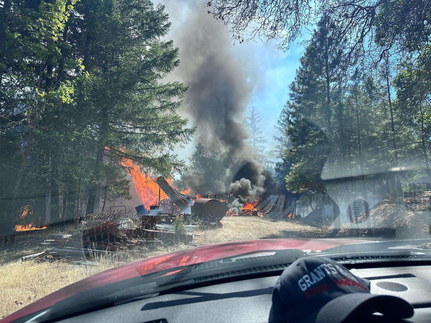 Grants Pass Firefighters along with Rural Metro responded to a structure fire in the 200 Block of Hornet Lane. Engine 7308 and Battalion 4 were assigned to fire control. The fire was kept to a first alarm and spread to vegetation was stopped by @oregonforestry #keepinggrantspasssafe #mutualaid #fireseason2023