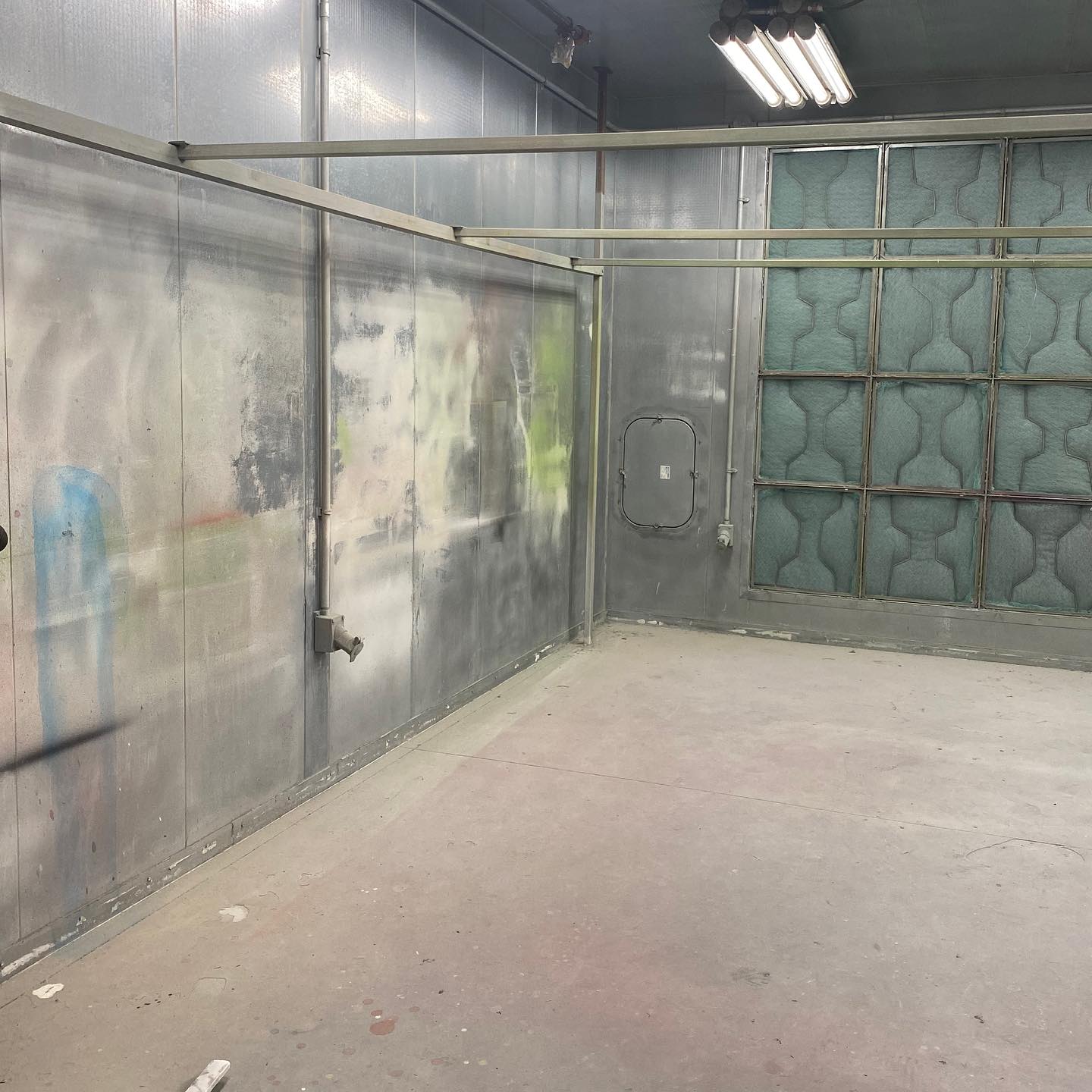 Before and after dry ice blasting paint build up off metal booth walls.
#dryiceblasting #dryice #co2 #co2sweep #beforeandafter #blasting #mediablasting #paint #coatingremoval #cleaning #industrial
