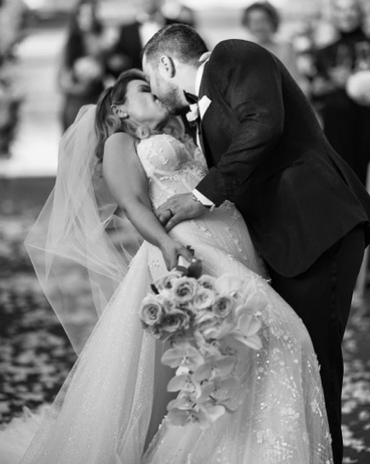Dipping into the weekend! Happy Friday and hope your weekend filled with fun and love ❤️ #amymancusoweddings
@amymancusoevents
@ashleyraephotography
@avantgardefloraldesignstudio