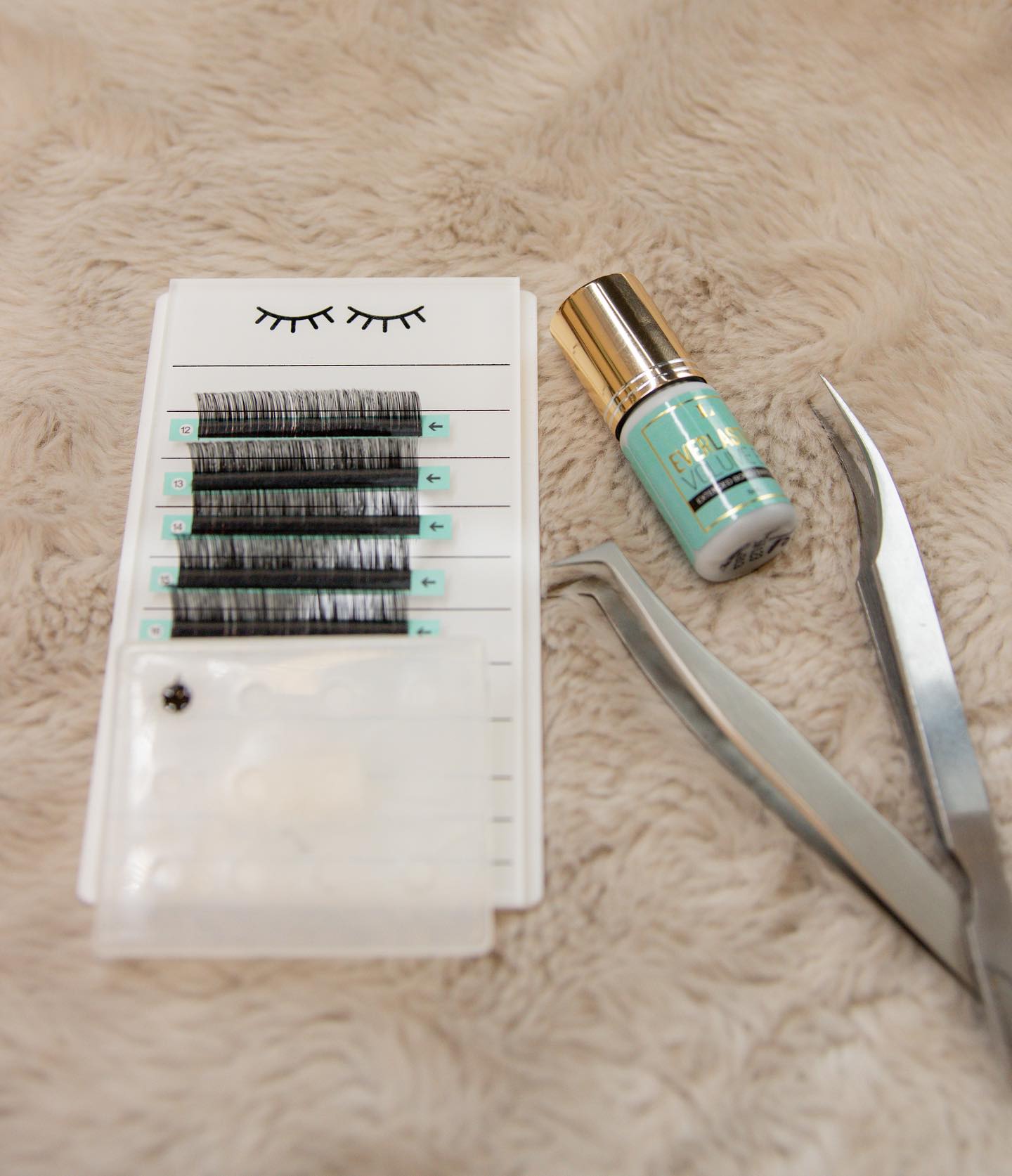 Hi it’s me again, here to remind you to please remember to wash your lashes ✨
If you come in with dirty lash extensions I would be more than happy to clean them before we start on your fill but keep in mind it will take away from lash time!
Luck for you guys, I sell lash cleanser and have some in stock ready to go to their new home 🤍