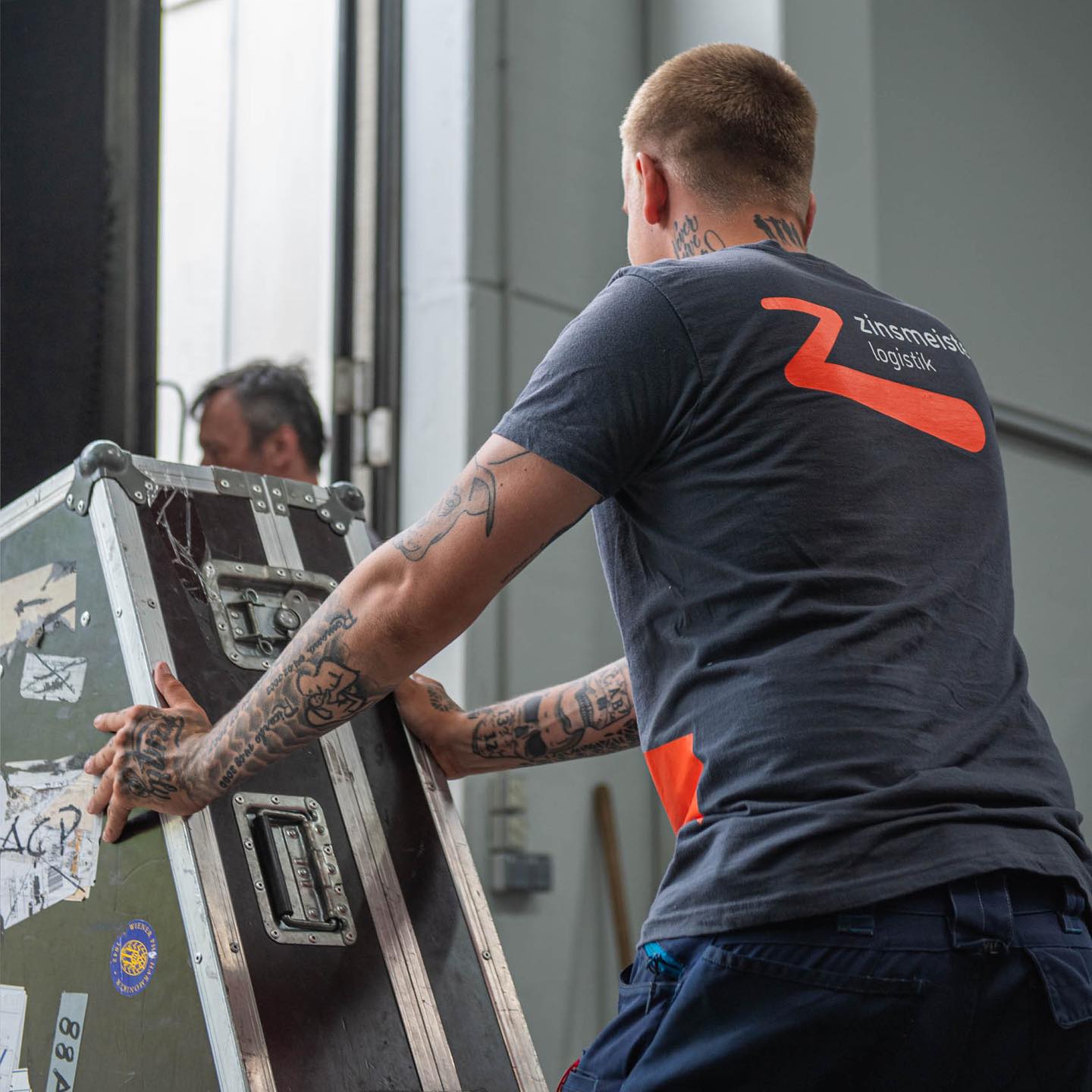 Zinsmeister Logistik sind insgesamt 20 engagierte Mitarbeiter*innen und 10 Fahrzeuge. Sie bündeln die gesamte Expertise und geben uns die Freiheit, nahezu alle Aufträge in Eigenleistung abzuwickeln.
—
zinsmeister logistik ist Ihr verlässlicher Partner. Lassen Sie sich unverbindlich beraten!
—
01 3480808
office@zinsmeister-logistik.at