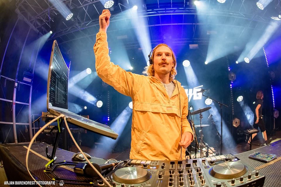 vorige maand vakkundig het plein gesloopt samen met @ruigtuig_official tijdens de @feestweeksdeel Dank @arjan.barendregt.photography voor het vastleggen! Video’s volgen in de volgende post :)