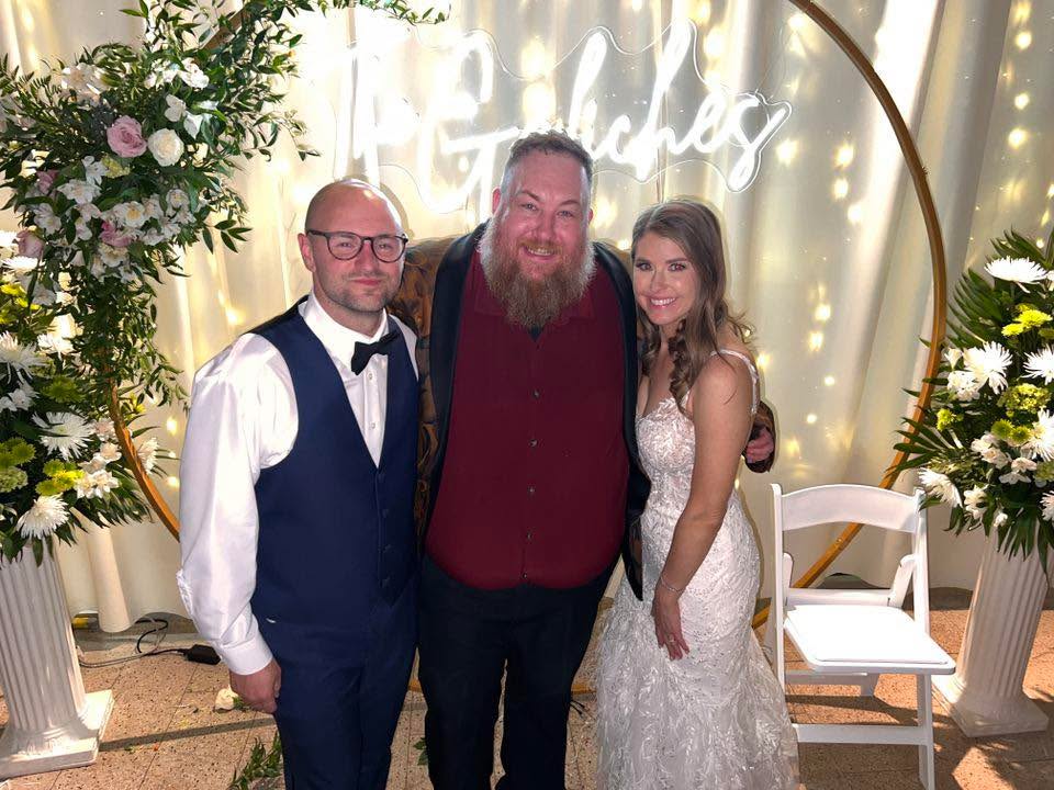 Congratulations to the new Mr. & Mrs. Galich!🍾
▪️▪️▪️▪️▪️
DJ Nick loved transforming the space with our Let’s get married plus package including uplighting of the whole room!