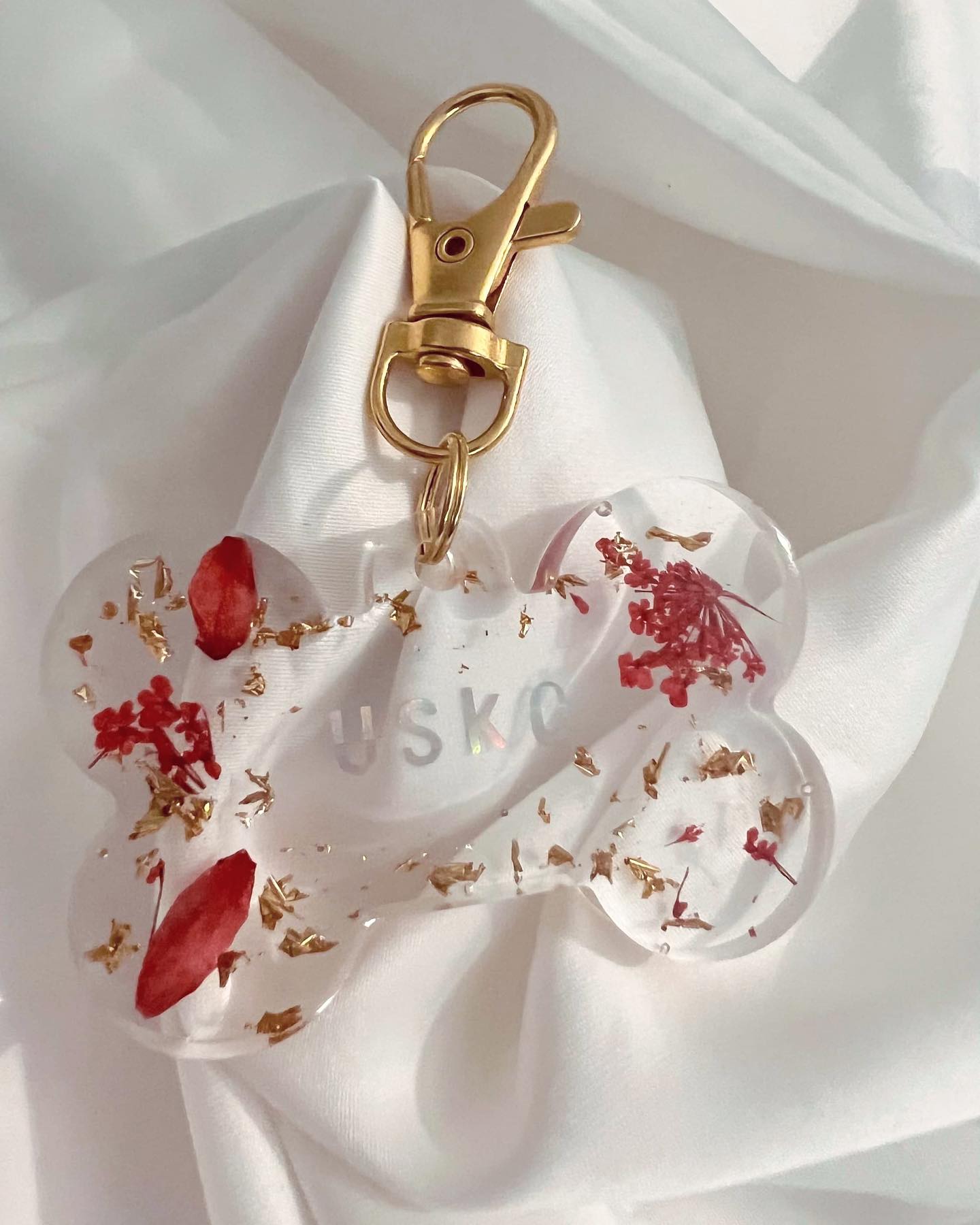 🔗🌸 Médaillon pour animaux entièrement personnalisable 🐕 , selon vos gouts et vos envies du moment 💕
Modèle gros os 🦴
Des paillettes, des fleurs séchées, des inclusions diverses et variées pour les quelles vous avez le choix 🌸
#prettyshopdog #chiens #chats #animalerieenligne #resineepoxy #resine #résine #os #chien #chat #animaux #medaille #medaillechien #medaillon #instadogs #instadog