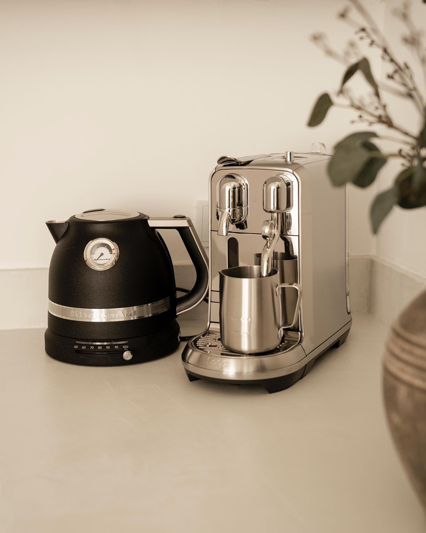 Picture-perfect moments start with us! Enjoy complimentary coffee & tea at our studio ☕📸
#CaptureAndSip #StudioPerks #loungestudioberlin #loungestudio #fotostudio #berlinstudio