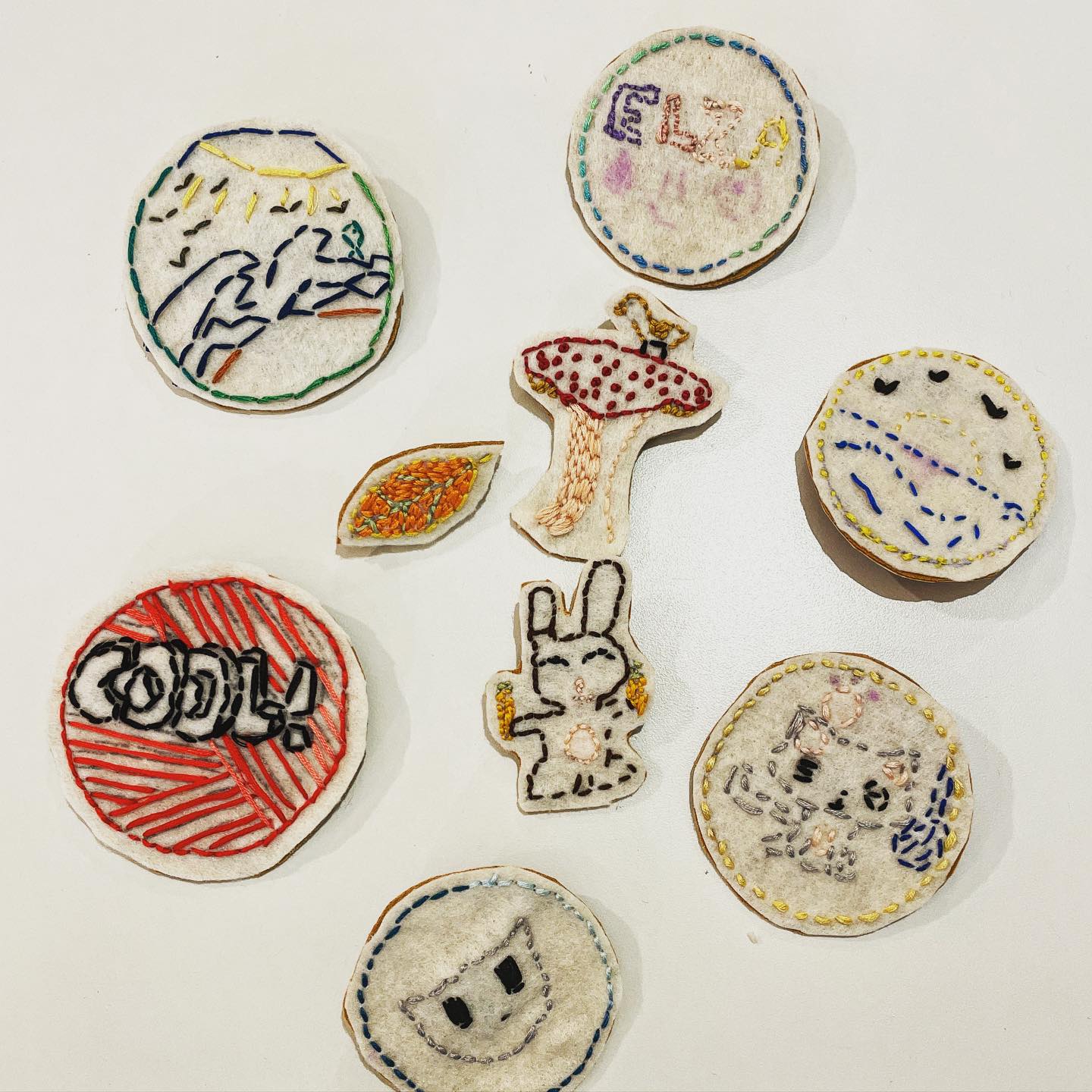 Anniversaire * j’ai eu une bonne petite team autour de Louise qui fêtait son anniversaire en broderie cet après-midi au @point43_bxl
(J’avoue, je craque complètement pour l’oiseau sur son champignon créé par Leni!)
#atelier #anniversaireenfant #schaerbeek #point43 #broderie #mademoisellelou