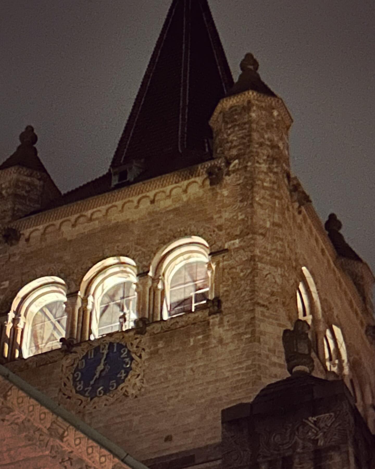 Lichttest! Wir haben was ausprobiert im Glockenturm… Wie fändet Ihr ein neues Turmlicht? 🕯️
.
.
.
#pauluskirche #pauluskirchebasel #kulturkirche #fenster #licht #beleuchtung #lighting #belltower #turm #glockenturm #basel #baselswitzerland #lovebasel #thisisbasel