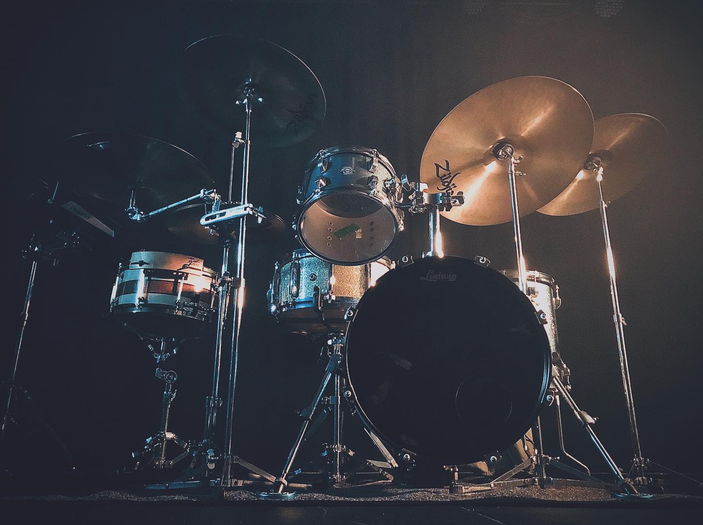 Studio shoot day 2 🎥 excited to see this project all come together! Roll on the green screen day next!…
.
.
.
.
.
.
#studio #greenscreen #videoshoot #drums #cideography #musicvideo #backoutstudio #tracking #silo #project #film #BTS #drums #drummer #drumming #filming #new
