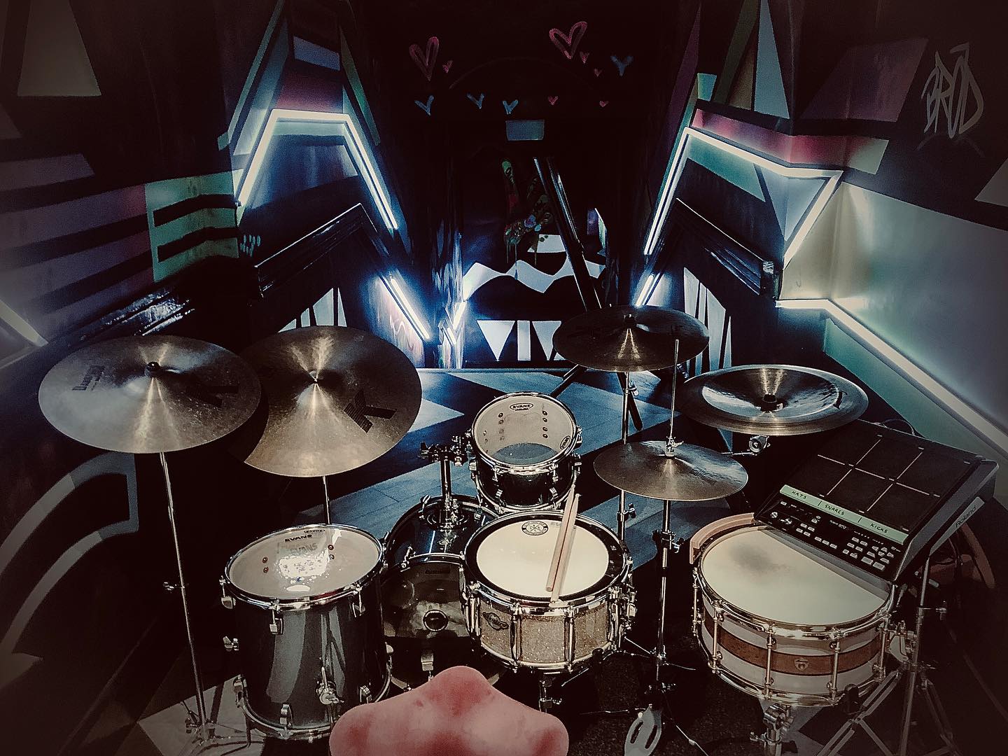 Video shoot day 1 🎥
.
.
.
.
.
#drums #drummer #drumming #zildjiancompany #sEelectronics #ludwigdrums #roland #vater #vaterdrumsticks #neon #silo #newproject #videoshoot #baskey #evans #take1 #videography #hallway #vibe #mtv