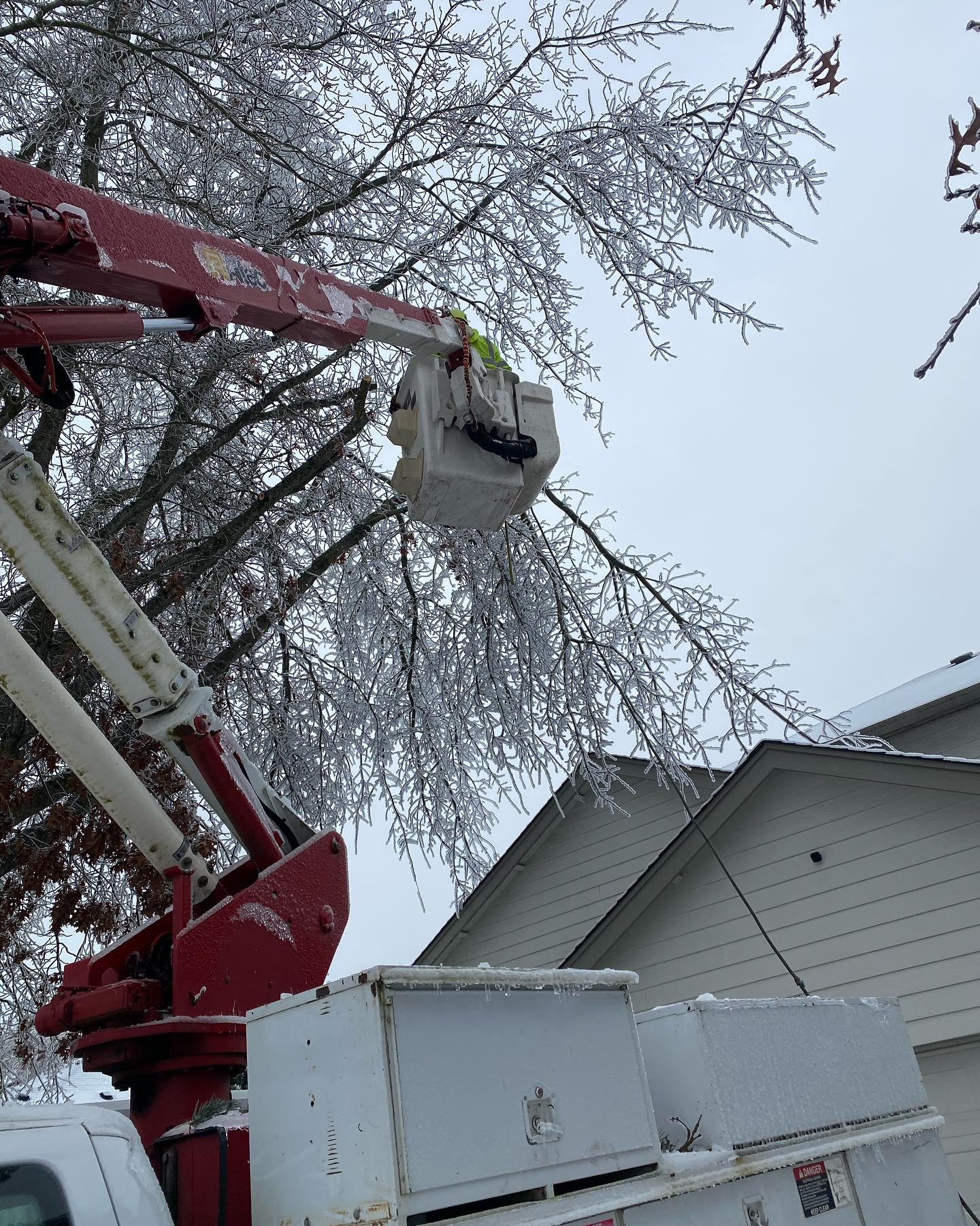 Hello friends, we hope you guys are safe we are working hard to get to you! I have had really bad service and can’t seem to make get calls or make calls this morning. A better way to get a hold of us is filling out our contact form on our website www.AandCTreeServiceOregon.com. If you called and left me a voicemail I received it and you are on the list. Here are some pics of some work we were able to get to yesterday. We got to these very heavy widow makers and hazardous branches over homes just in time. 🤙🏽