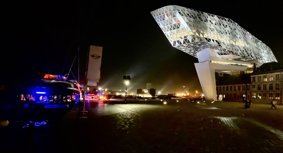 Welcome to Antwerp, @mini_belux! I went to check out the new #minicooper #jcw & all new #countryman. I liked them โบ๏ธ #mini #fullelectric #antwerp #belgium๐ง๐ช #havenhuis #city #night #winter #event