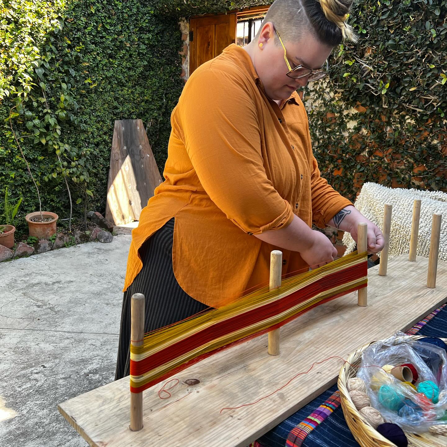 I am convinced that weaving keeps cultures alive.
Thank you Doña Everlida and @kakawdesigns for a wonderful two mornings of hands-on learning about Guatemalan backstrap weaving.
Despite my other weaving experience, this was a fun challenge, and greatly increased my understanding of technical weaving skills. I spent the first day warping & building the loom, and then practiced plain weave the next. My first time working with cotton which was a treat.
I hope I get to return again. 🌋🧶🌺 Antigua is a gem.
#weaving #antigua #fiberarts