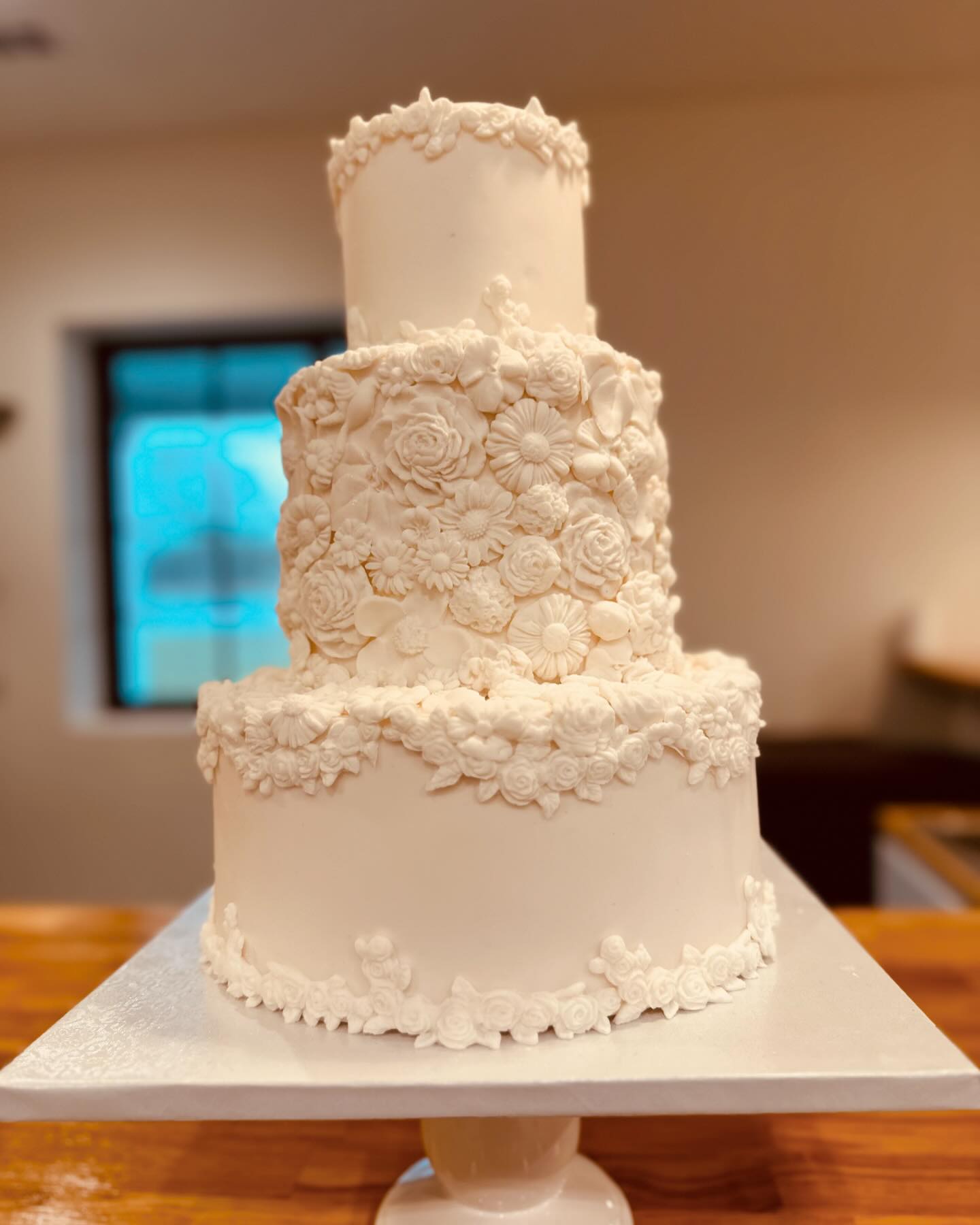 Irresistible cakes crafted with passion and perfection. Ashton Marie Cakes, where every bite is a delightful celebration of flavors. Cake flavors: Wedding cake flavor paired with fresh raspberry filling with vanilla buttercream. Chocolate cake paired with strawberry filling with vanilla buttercream frosting. Lemon cake paired with blueberry filling with vanilla buttercream. 🤤
#ashtonmariecakesllc #ashtonmariecakes #dallas #midlothiantx #midlothian #dallastexas #stunning #cakeart #trend #trending #trendingtopic #foodie #birthday #anniversary #wedding #weddingvenue #event #eventdesign #sweets #treatyourself #loveislove #bakery #bakingfromscratch #baked #viral