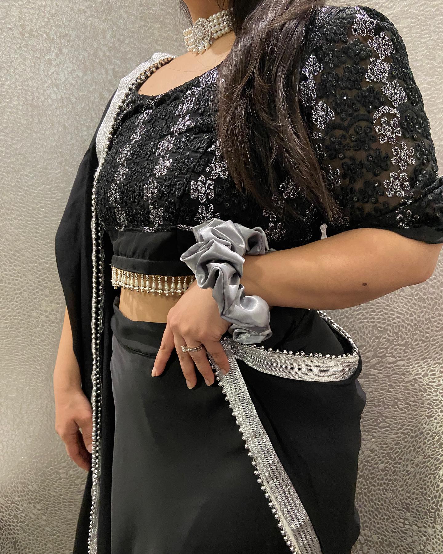 Silver scrunchie elegance meets traditional Indian charm. π« Embrace the perfect accessory to elevate any outfit!
#ScrunchieStyle #IndianFashion #Kaurtino