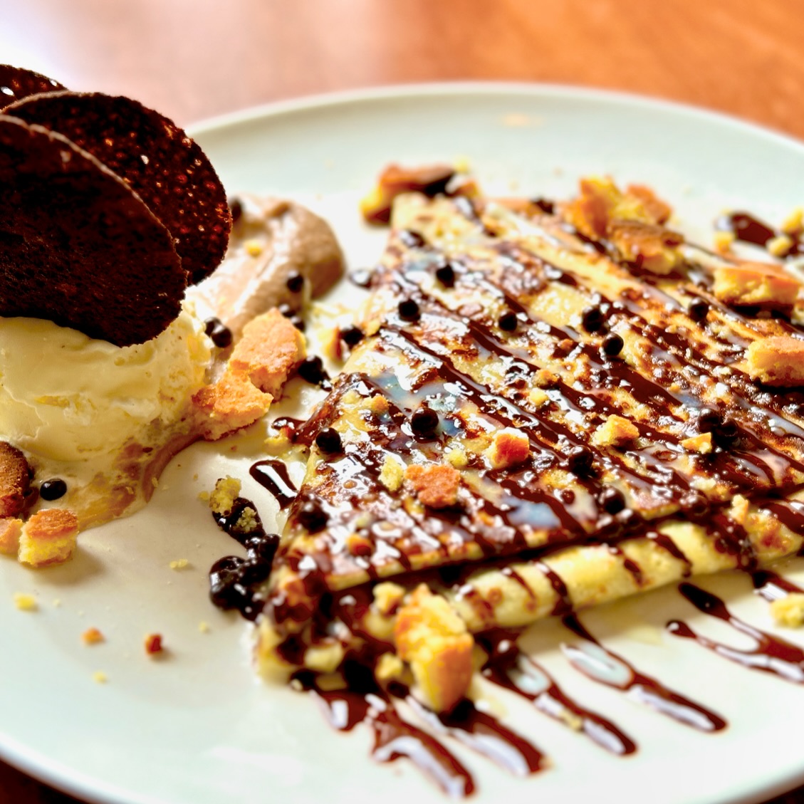 Voici notre crêpe spécial Pâques!! Chocolat noir et chocolat blanc, crème diplomate au chocolat, crème glacée vanille, brisures de palets bretons, chips de sarrasin au chocolat 😋🐣😋🐣😋🐣😋🐣