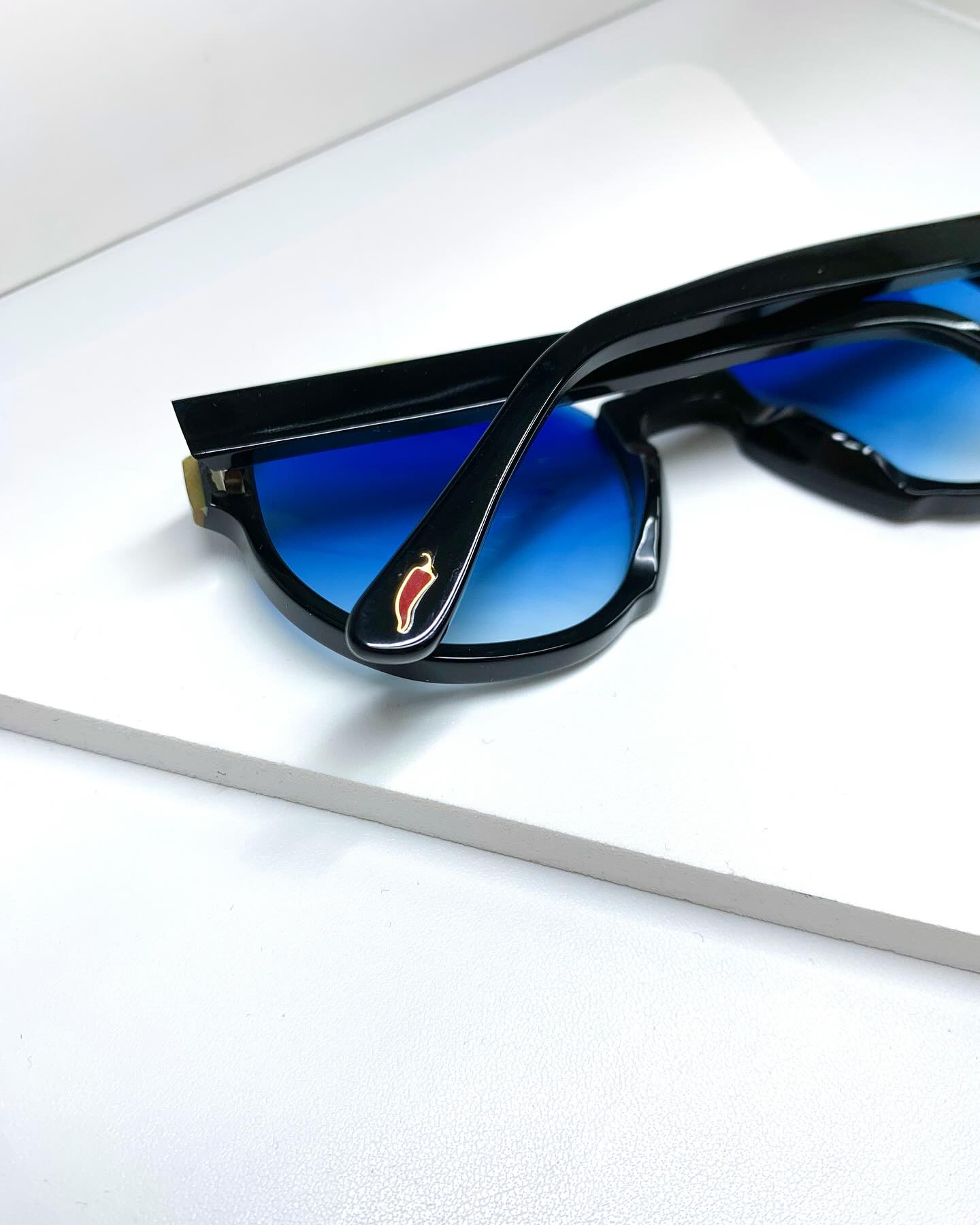 Occhiale Sole Unisex @smorfiaeyewear
Nell’asta trovate un peperoncino, rappresenta la passione, la forza e la determinazione di questo brand🌶️
Occhiale portafortuna😎😉