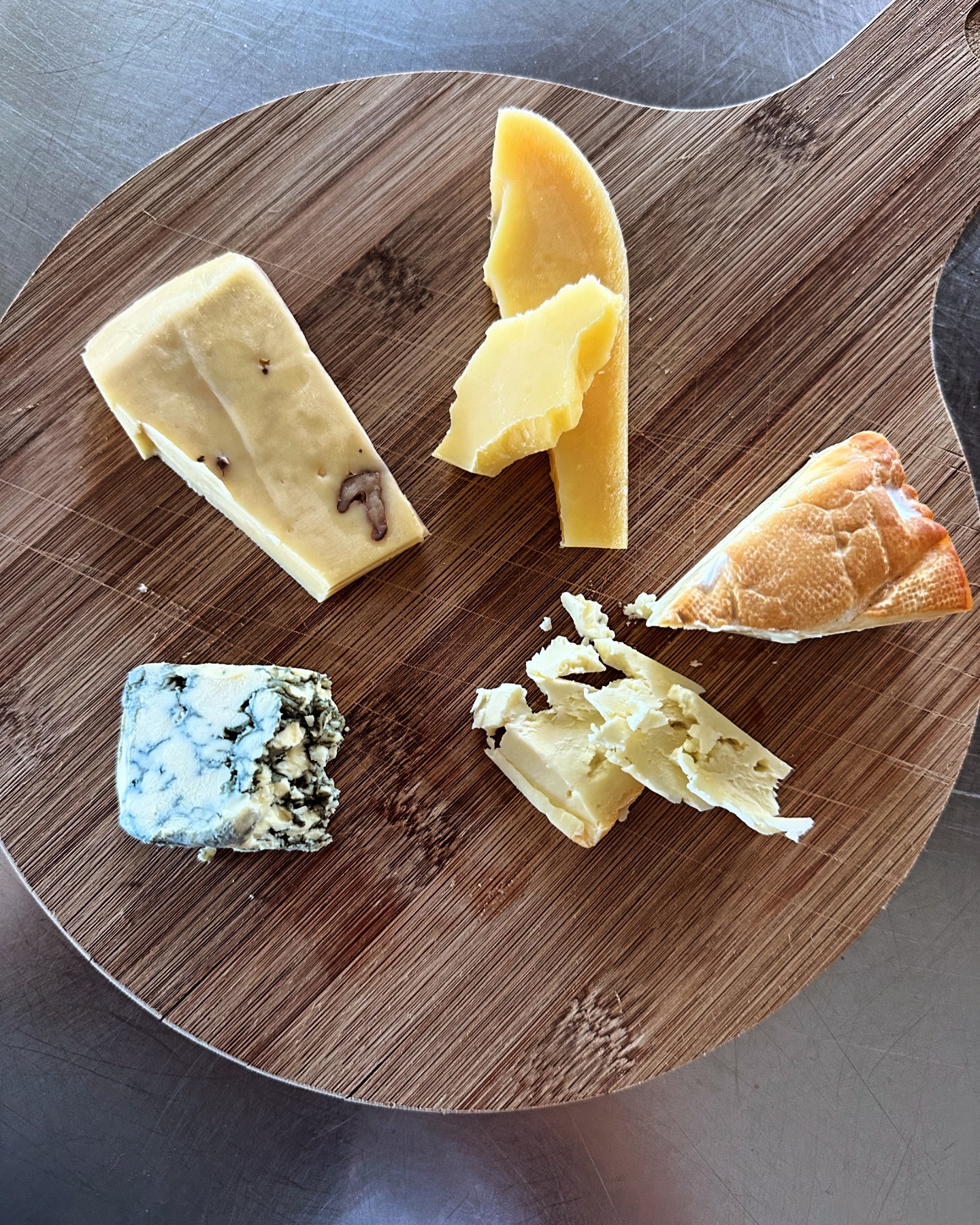 Exploring the flavours of local goodness with Dan from The Artisan Hub 🧀🙌 Can’t get enough of the incredible recommendation’s for our platter selections. Their store is new to Mairangi Bay Village. Worth a visit! #Localflavours #evansdalecheese #mahoecheese #mercercheese #mtelizacheese
