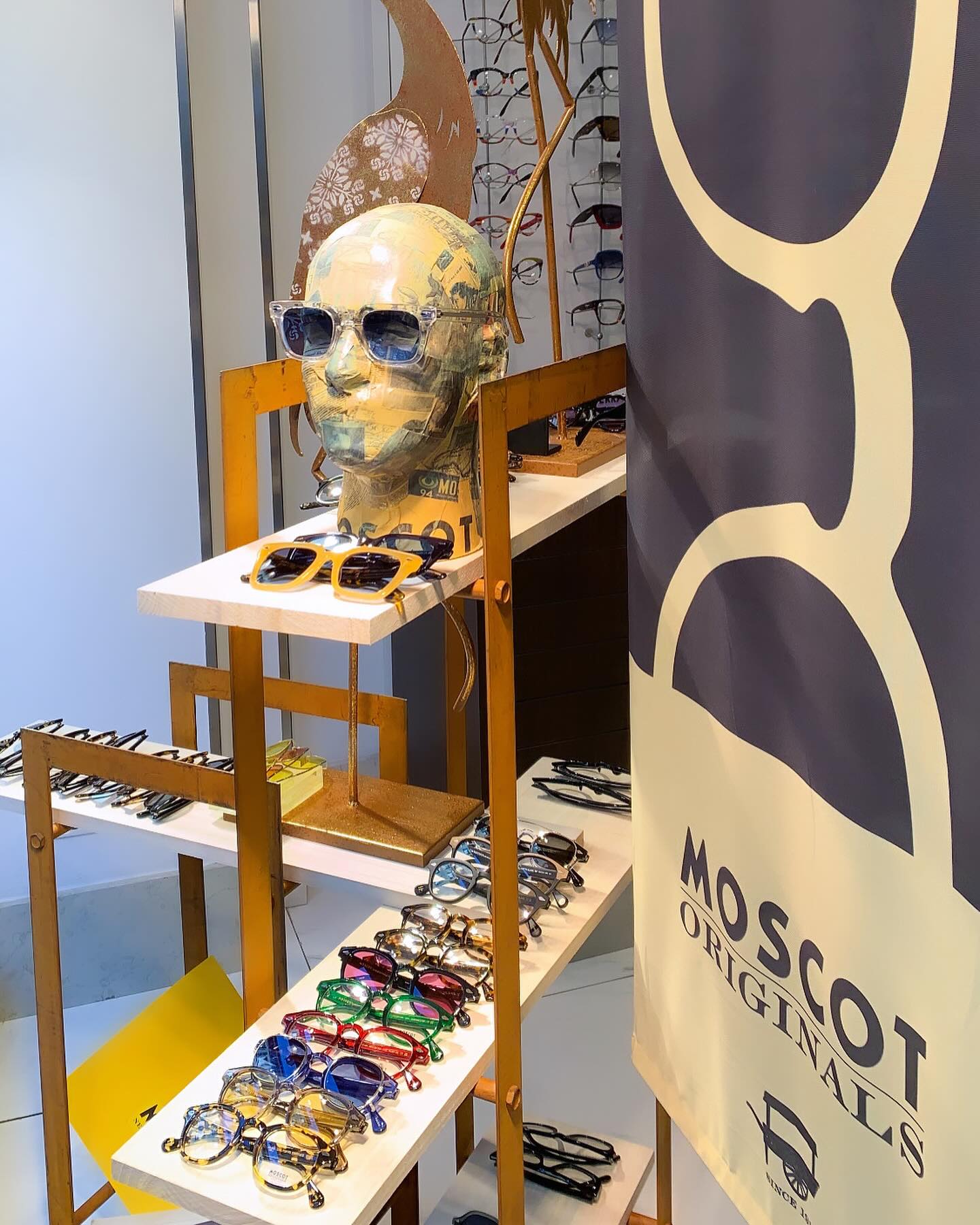 🖤Entra nel mondo MOSCOT con noi!💛 Disponibile esclusivamente presso il nostro centro ottico Gibiottica a Novi Ligure.
Nel corso degli anni, @moscotnyc è diventato un’icona nella moda degli occhiali, apprezzato sia per la qualità dei materiali utilizzati che per il suo stile distintivo.
#moscot #moscotlemtosh #moscotnyc #moscoteyewear #moscotnoviligure #occhialimoscot