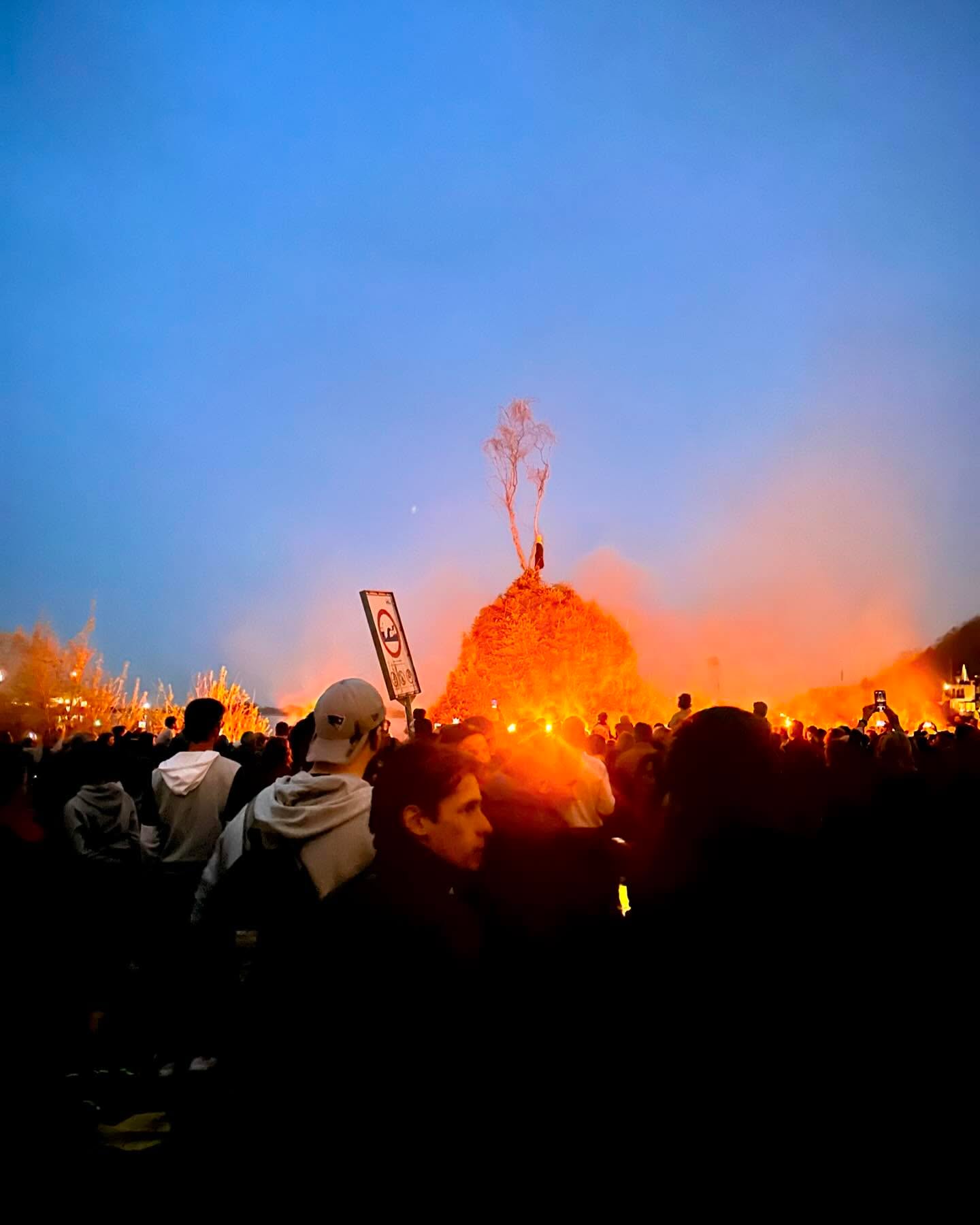 Die Tradition der Blankeneser Osterfeuer ist in Hamburg, Altona und vor allen Dingen in Blankenese seit Jahrhunderten fest verankert. Viele Blankeneser Ehrenamtliche, die sich zum Teil seit Generationen für diesen Osterbrauch engagieren, beginnen schon Tage und Wochen vorher mit der Planung, der Organisation und dem Aufbau der vier großen Feuer. Dieses Engagement, die Gemeinschaft und der Gemeinsinn sind immer wieder aufs Neue beeindruckend!
Auch für mich sind die Osterfeuer seit meiner Kindheit fester Bestandteil des Osterwochenendes und ich freue mich, dass ich dies mittlerweile auch mit meiner Tochter teilen darf. Es ist schön am Sonnabend am Strand zu sein, mit einem Getränk in der Hand, ohne große Verabredungen alte Bekannte, Familie und Freunde zu treffen, die Feuer zu bewundern und leicht verraucht spät ins Bett zu fallen. Und so wie heute Morgen dann aufzustehen und gemeinsam Ostern zu feiern. Ein wenig müde, aber glücklich. Frohe Ostern! #ostern #easter #blankenese #osterfeuer #knüll #elbe #hamburg