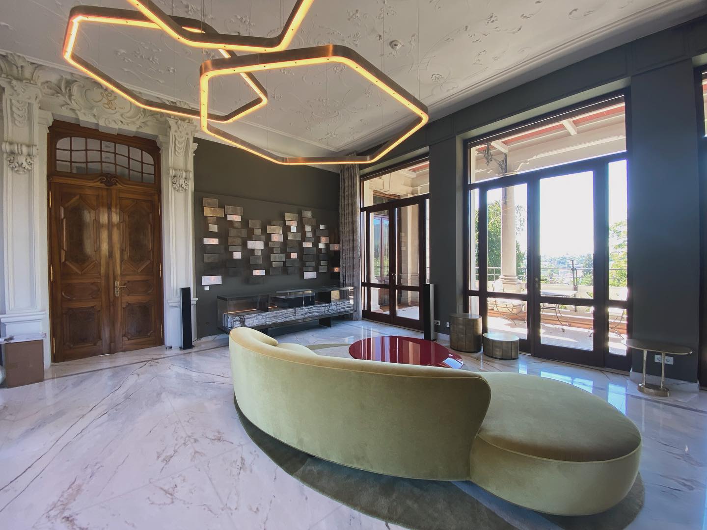 Die Kombination aus Technik und Design kennt keine Grenzen. Im Sideboard mit Marmor und Glas perfekt integriert.
Leinwand UKD Laser-Beamer und Goldmund Lautsprecher
mit RTI Controll.
#architekturelektronik #goldmundaudio #sideboard #rticontrolsystem #laserbeamer #tvscreen #heimkino