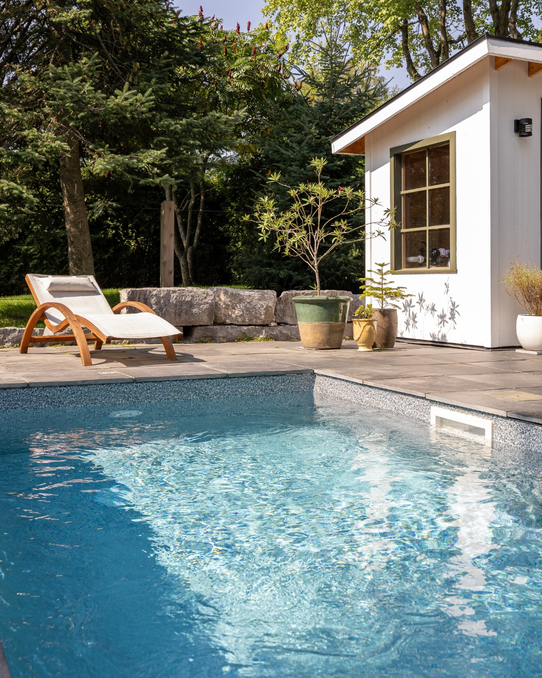 La saison des piscines est officiellement débutée! 🤿
Facile d'en profiter quand on a un aménagement comme celui-là.
#pool #poolside #pooltime #summer #outdoorliving