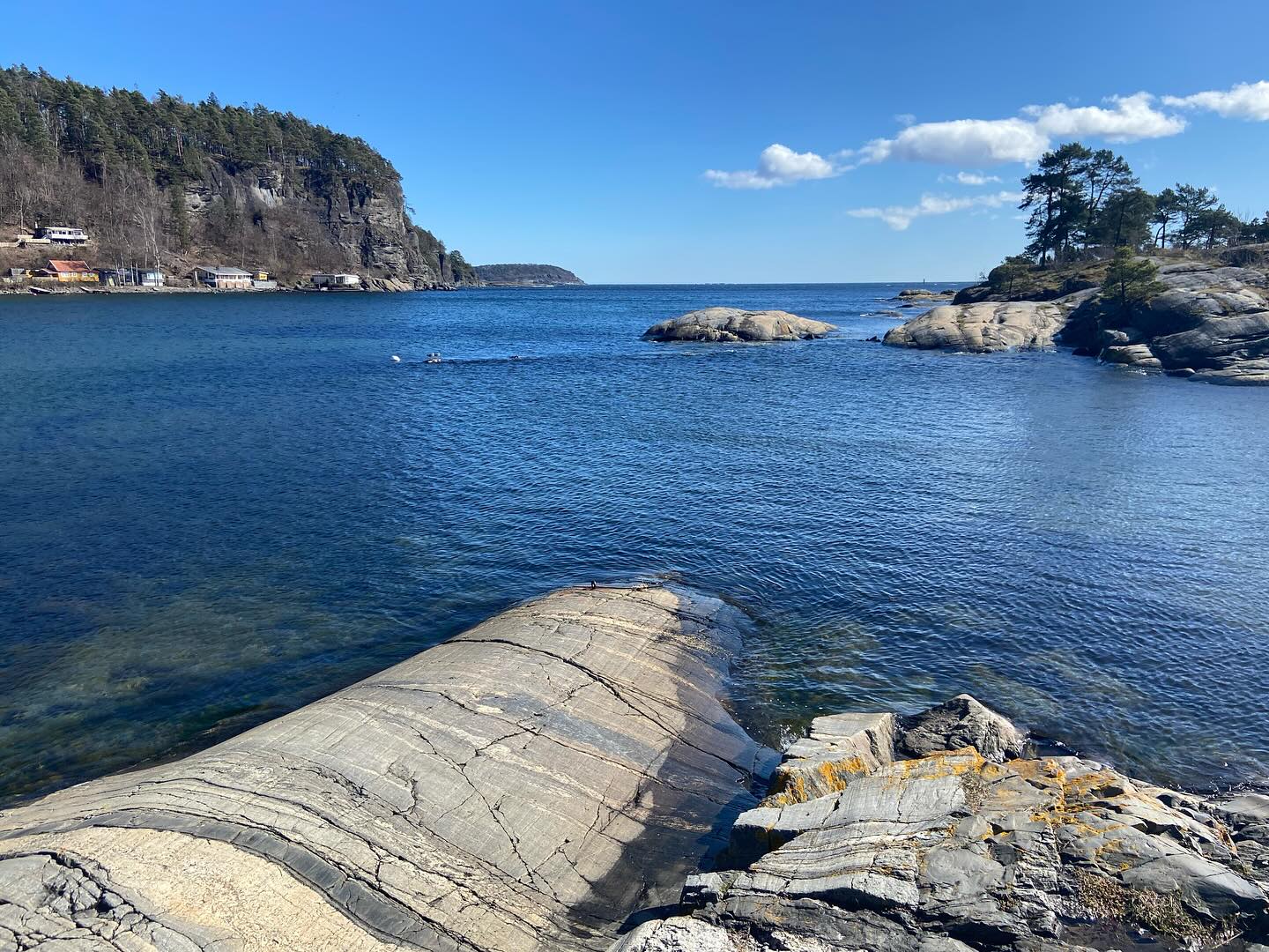 På tur i Langesund med #platåbergensgeopark ☀️
.
#unescoglobalgeopark #geopark #langesund #vårdag #kystlandskap #visitbamble #visittelemark #skjærgård #coast