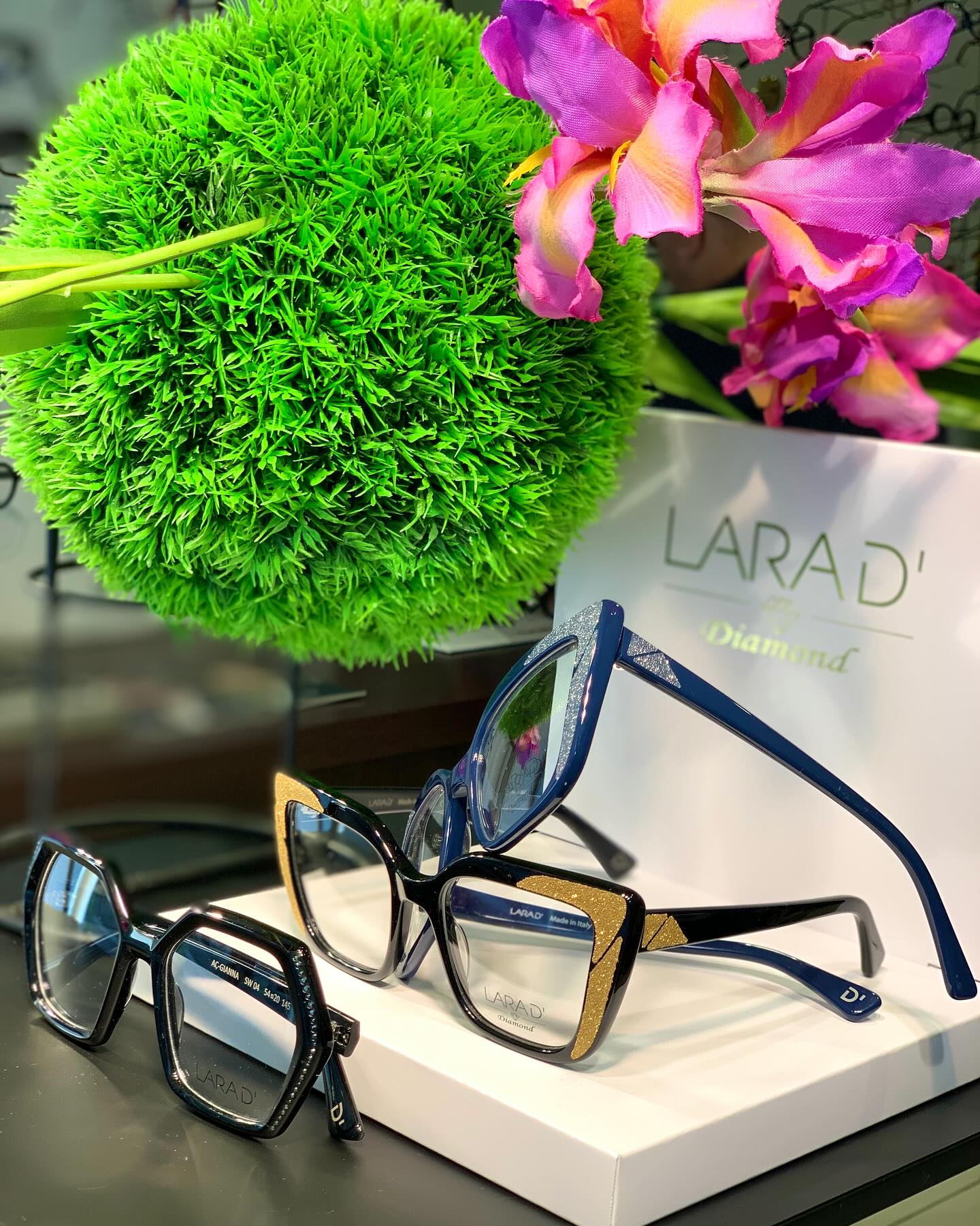 Occhiali raffinati, pensati per donne di grande charme che adorano il lusso.
Occhiali gioiello, impreziositi dalla polvere di diamante applicata in modo sapiente su montatura e aste.
Questo materiale è in realtà un diamante policristallino, un prodotto sintetizzato costituito da una massa di cristalli di diamante derivante da un preparato di polvere di diamante naturale.