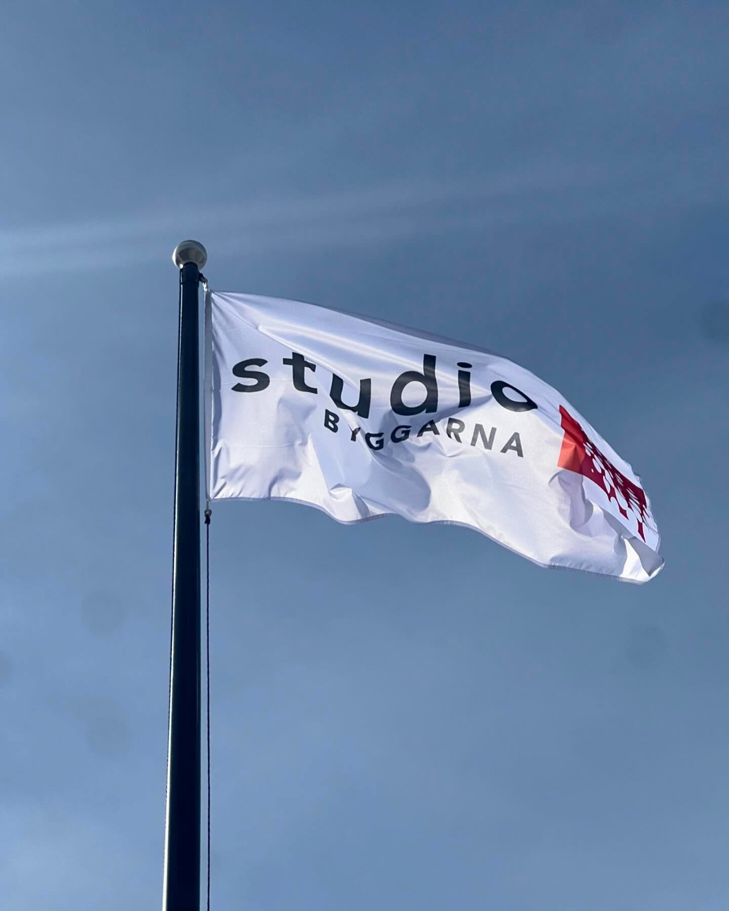📣 Studiobyggarna flyttar äntligen till nya skräddarsydda lokaler som skapar bästa förutsättningarna för alla kommande projekt och utmaningar.
Vi kommer under samma tak samla snickeri, lager, kontor, personalutrymmen och inte minst vårt kommande SHOWROOM, där vi kommer bygga upp spännande och inspirerande miljöer där ni kan klämma, känna, hänga och bäst av allt, lyssna! 🔊Håll utkik för mer update.
Vi önskar en trevlig helg!
#studiobyggarna #showroom