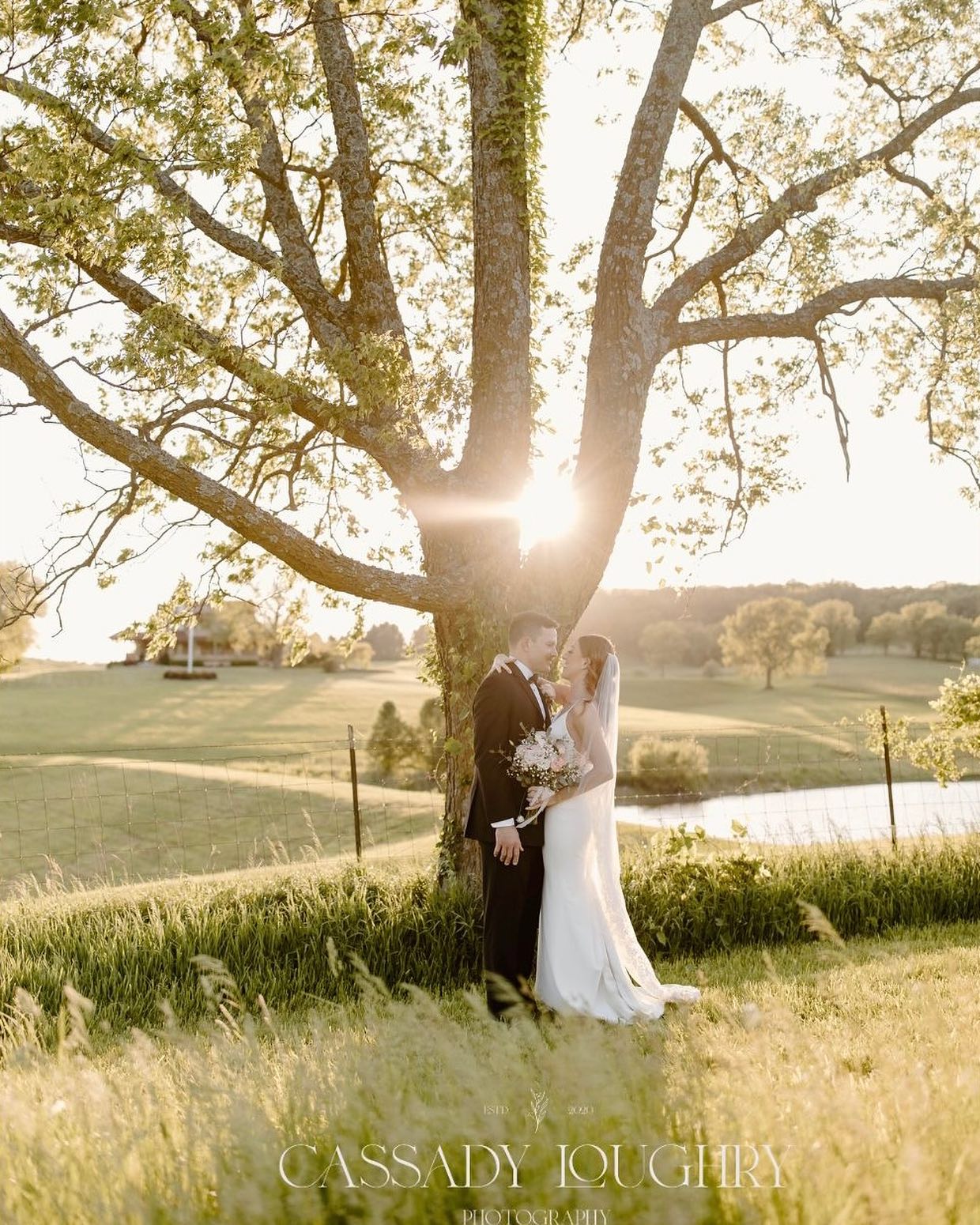 Marriage and trees share many things in common. Their roots go deep, they can weather many forces of nature, they’re strong, they provide protection, and both (in different ways) give us tools vital for life. Jordan & Jake’s Wedding Team: Coordination: @weddingelegance Photography: @cassadylphotography Floral: @perfectpetalskc Catering: @thecasualfoodietruck Venue: @thefieldsat1890 DJ: @elevatedjs Videography: @beauvaughnphotography Cake: @emilykatesbakery Late Night Snack: @jackskettlecorn