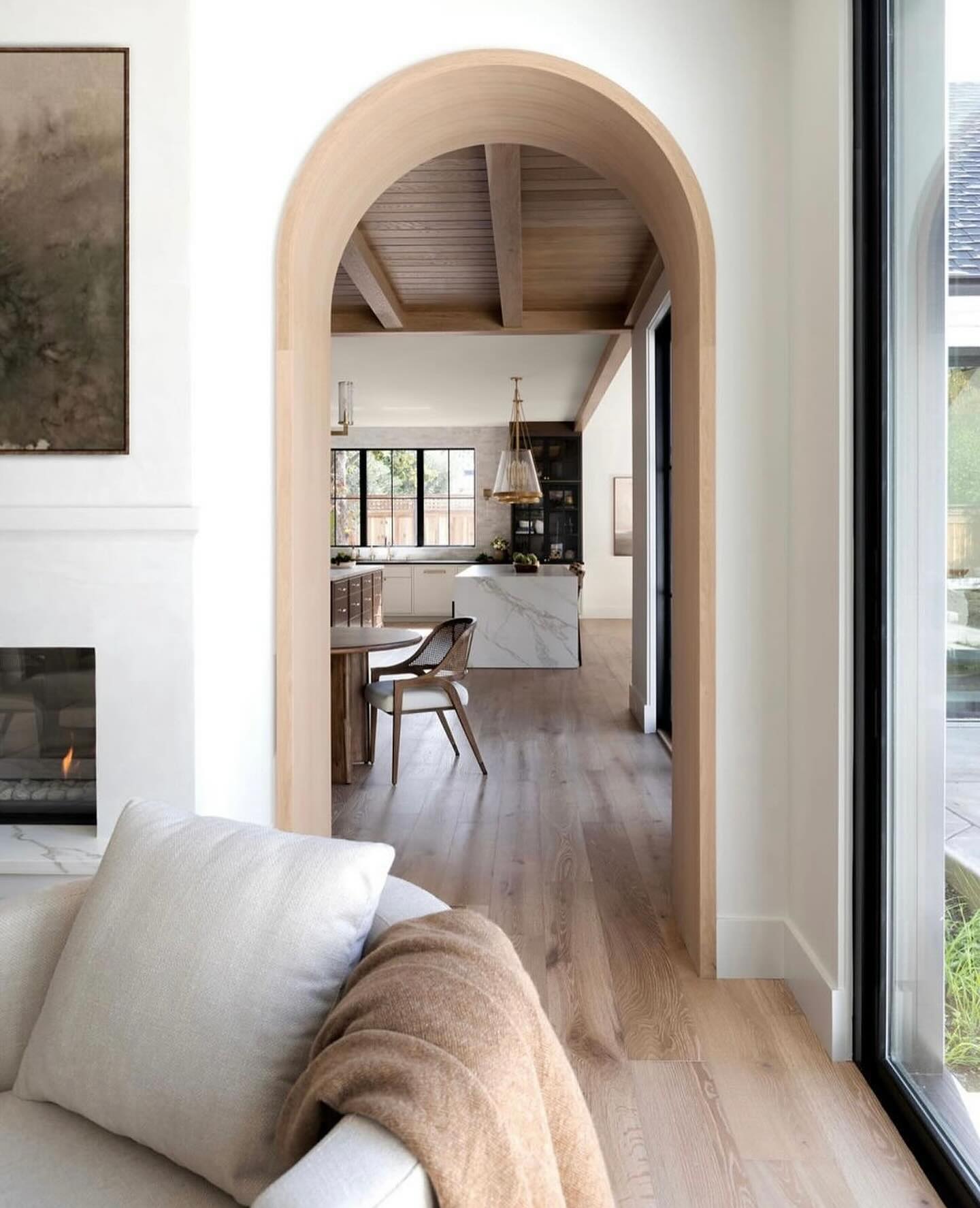 Beautiful arch moment to start the weekend. Happy Friday! ✨🥂
.
.
.
.
.
.
#interiordesign #customhome #designdetails #designer #bayareainteriordesign #fireplacedesign #kitchendesign #styling #interiors #decor #homeconstruction