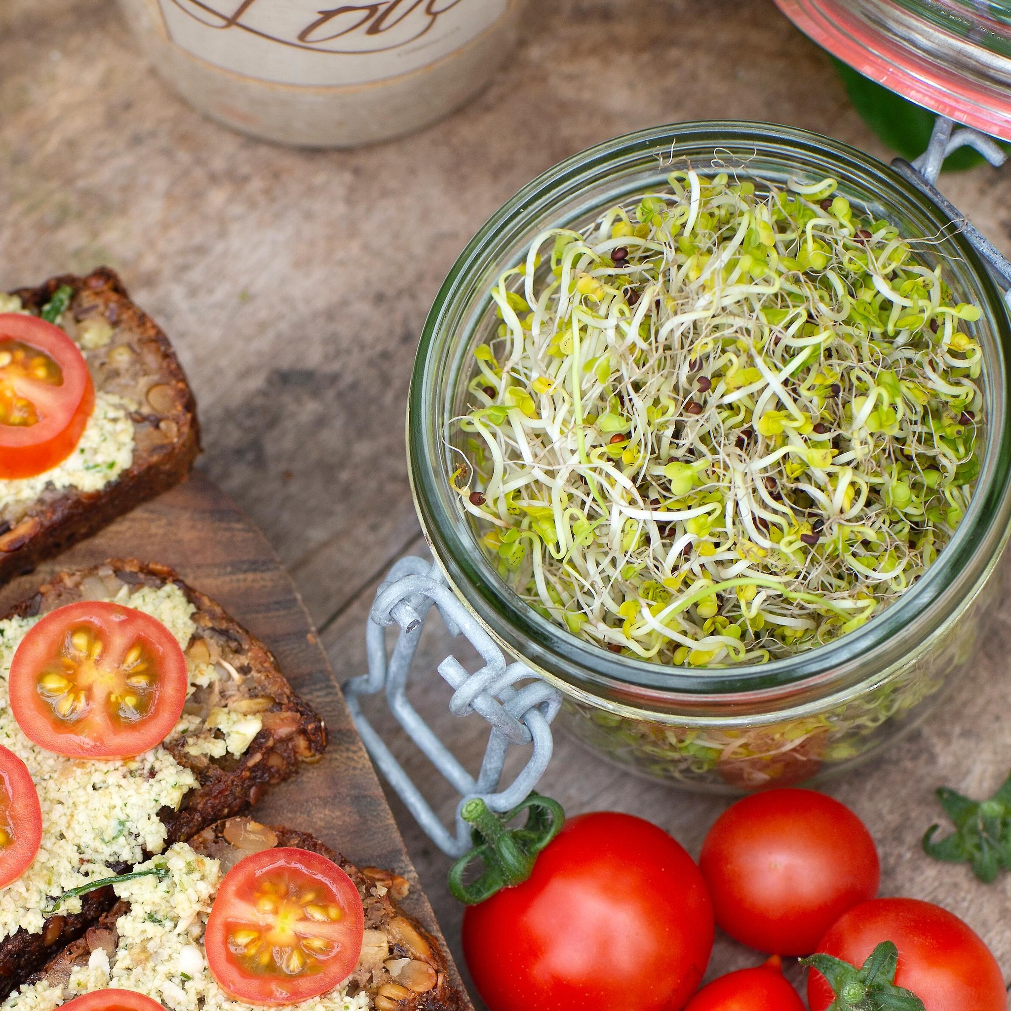 Broccoligroddar 🌱🥦
En liten grodd med stort näringsinnehåll. 🌱💪🏼
Har en mild smak av broccoli. Goda att blanda i en sallad, toppa smörgåsen med eller mixa i en riktig supersmoothie 😋
#broccoligroddar #broccoli #groddar #svenskodlat #närodlat #eko #ekologiskt #KRAV #organic #superfoods