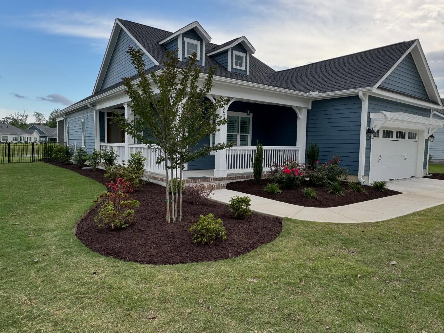 Fresh edges and chocolate mulch for this customer in Hanover Lakes!
#wilmington #leland #castlehayne #landfall #wrightsvillebeach #downtownwilmington #portersneck #carolinabeach #ogden #monkeyjunction #rubbermulch #mulch #chocolatemulch #lawncare #lawnmaintenance #pruning #sod #ilm #portcity #landscaping #landscapes #Wilmingtonnc #commercial #residential
